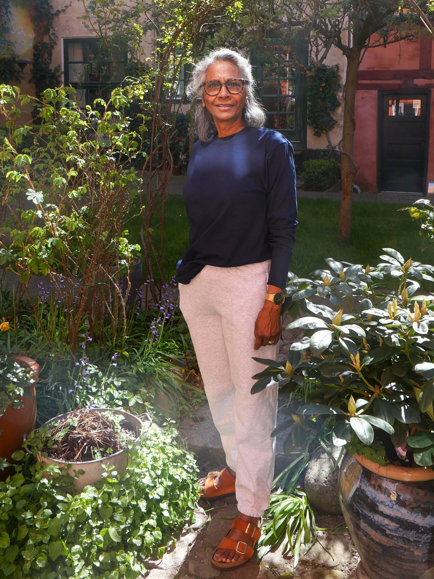 Bimala er 168 cm høj og bruger størrelse M. | med grå