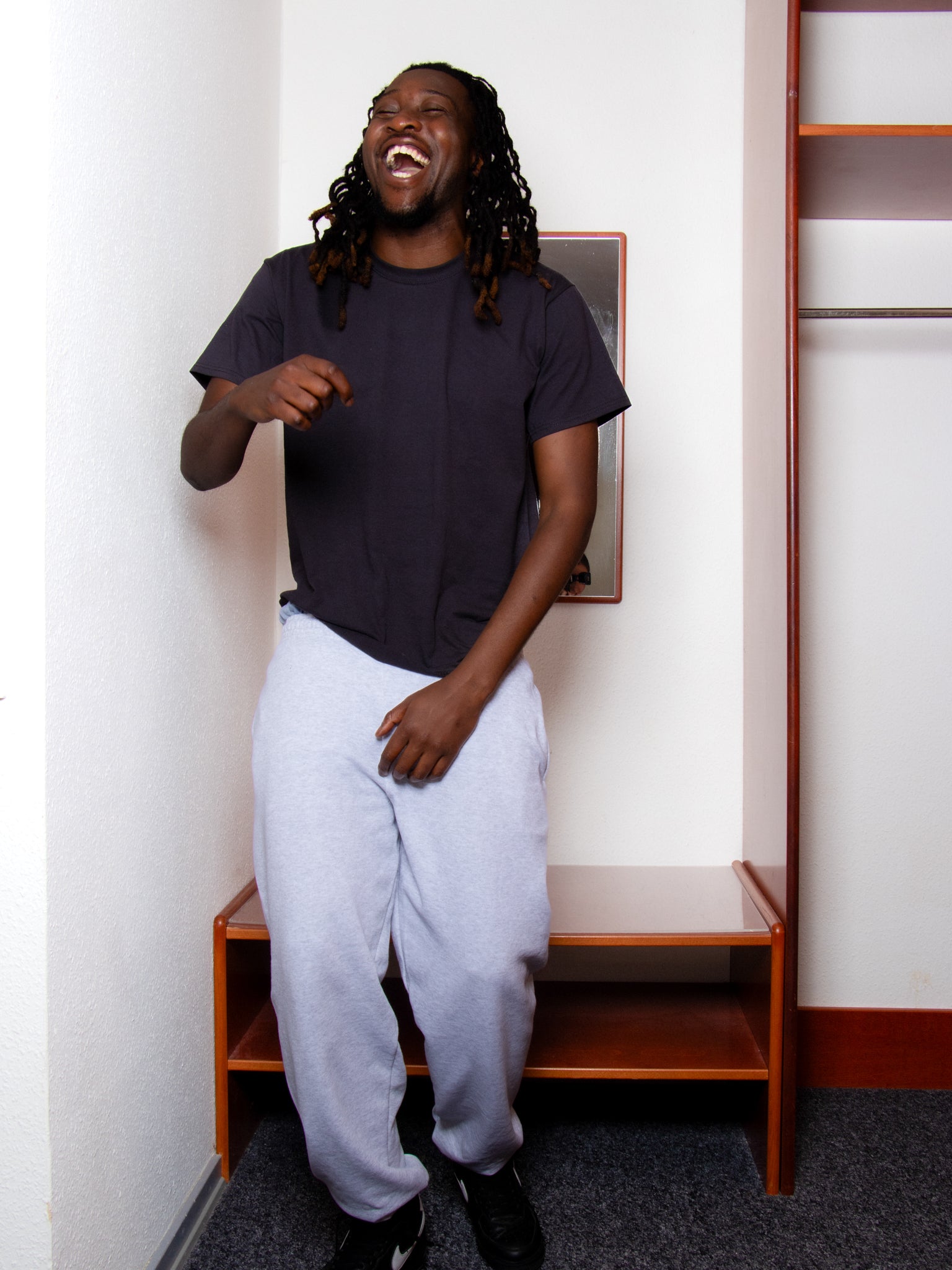 Maxwell er 190 cm høj og bruger størrelse XL. | med grå