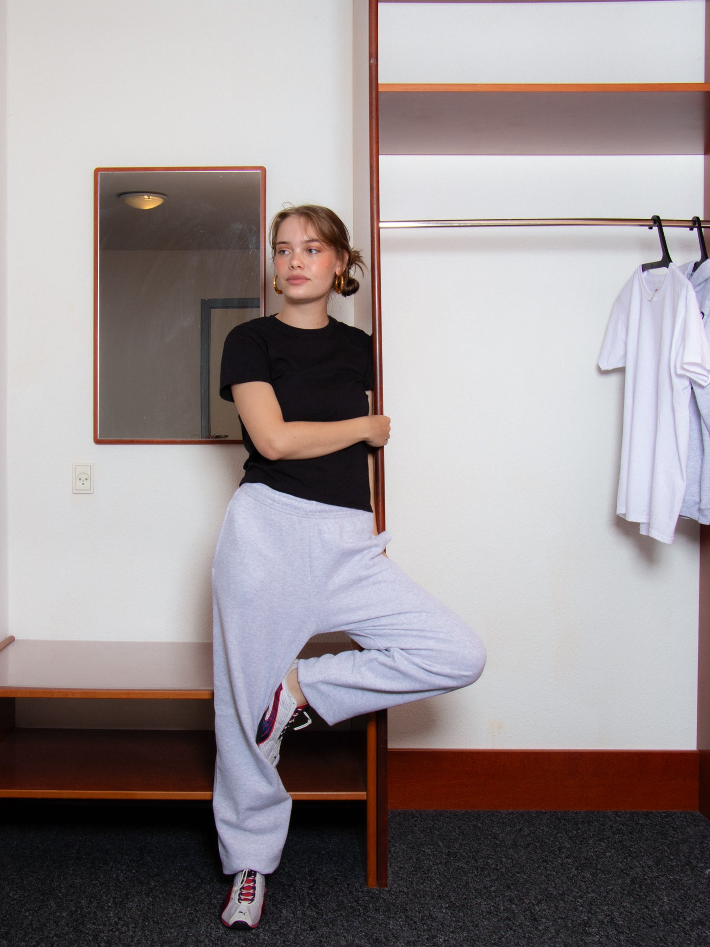 Mathilde er 167 cm høj og bruger størrelse M. | med grå