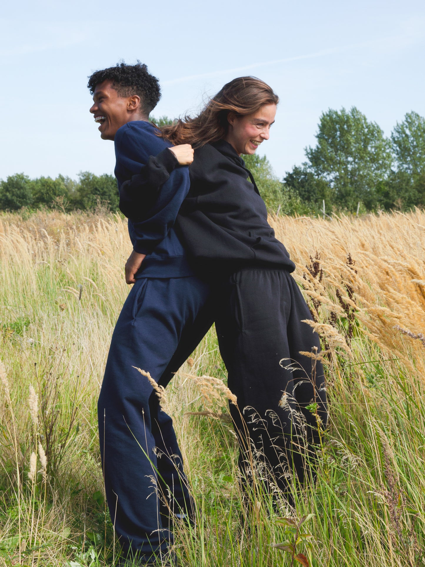 Johanne er 165 cm høj og bruger størrelse M. | med sort