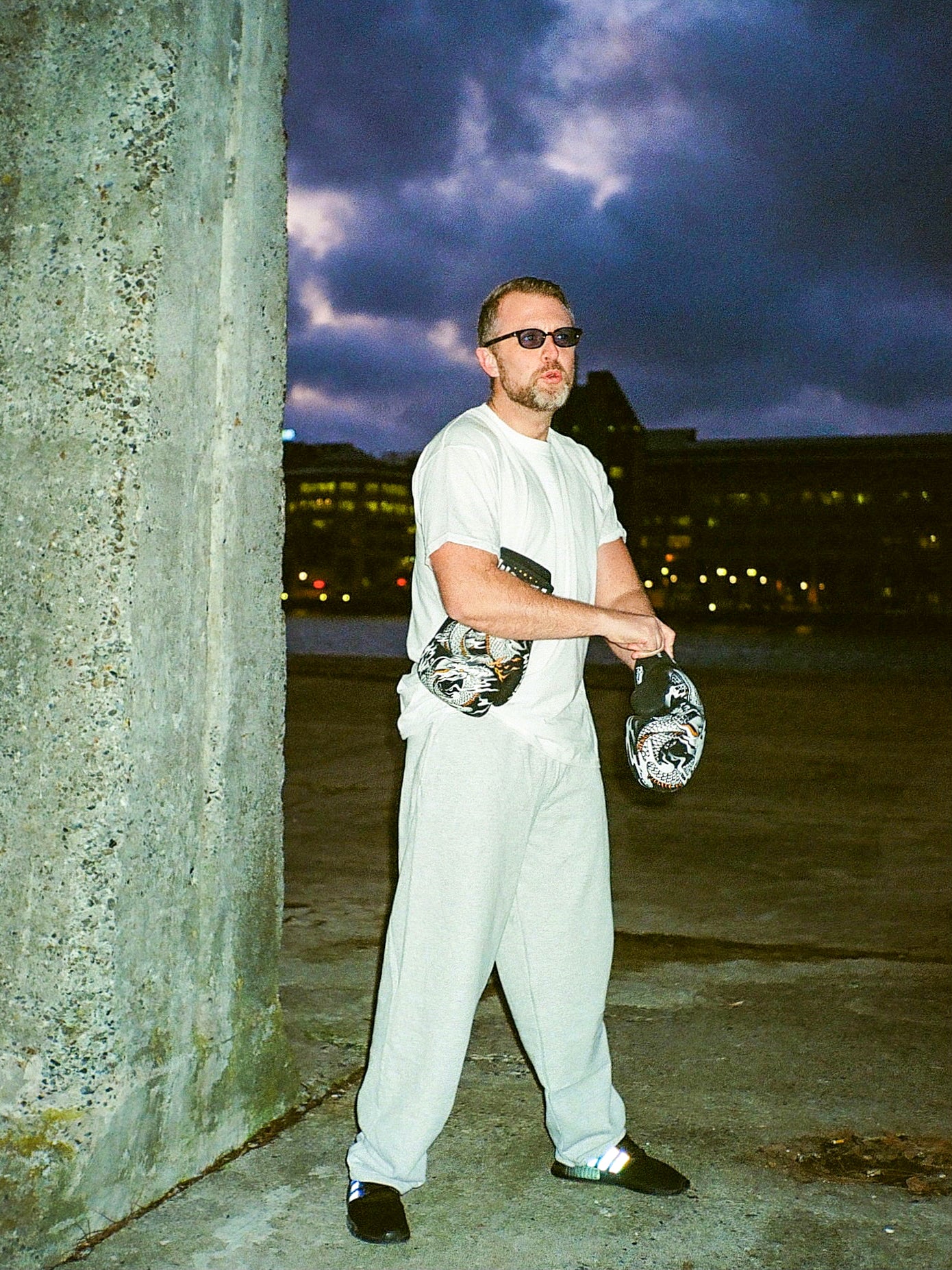 KT er 182 cm høj og bruger størrelse L. | uden grå