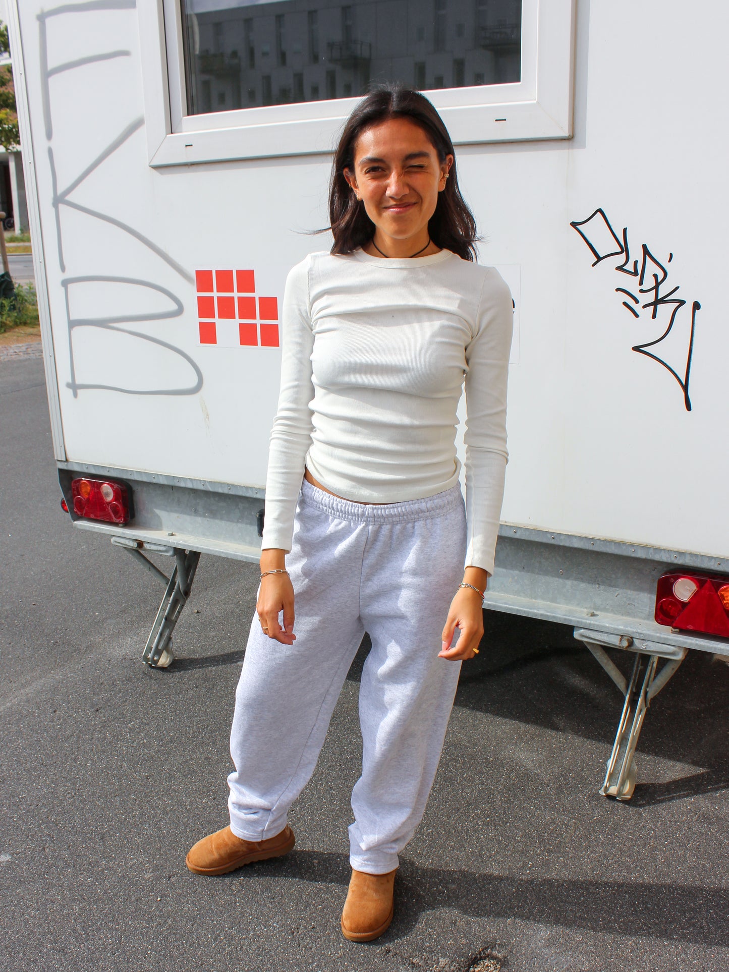 Kristiane er 166 cm høj og bruger størrelse S. | uden grå