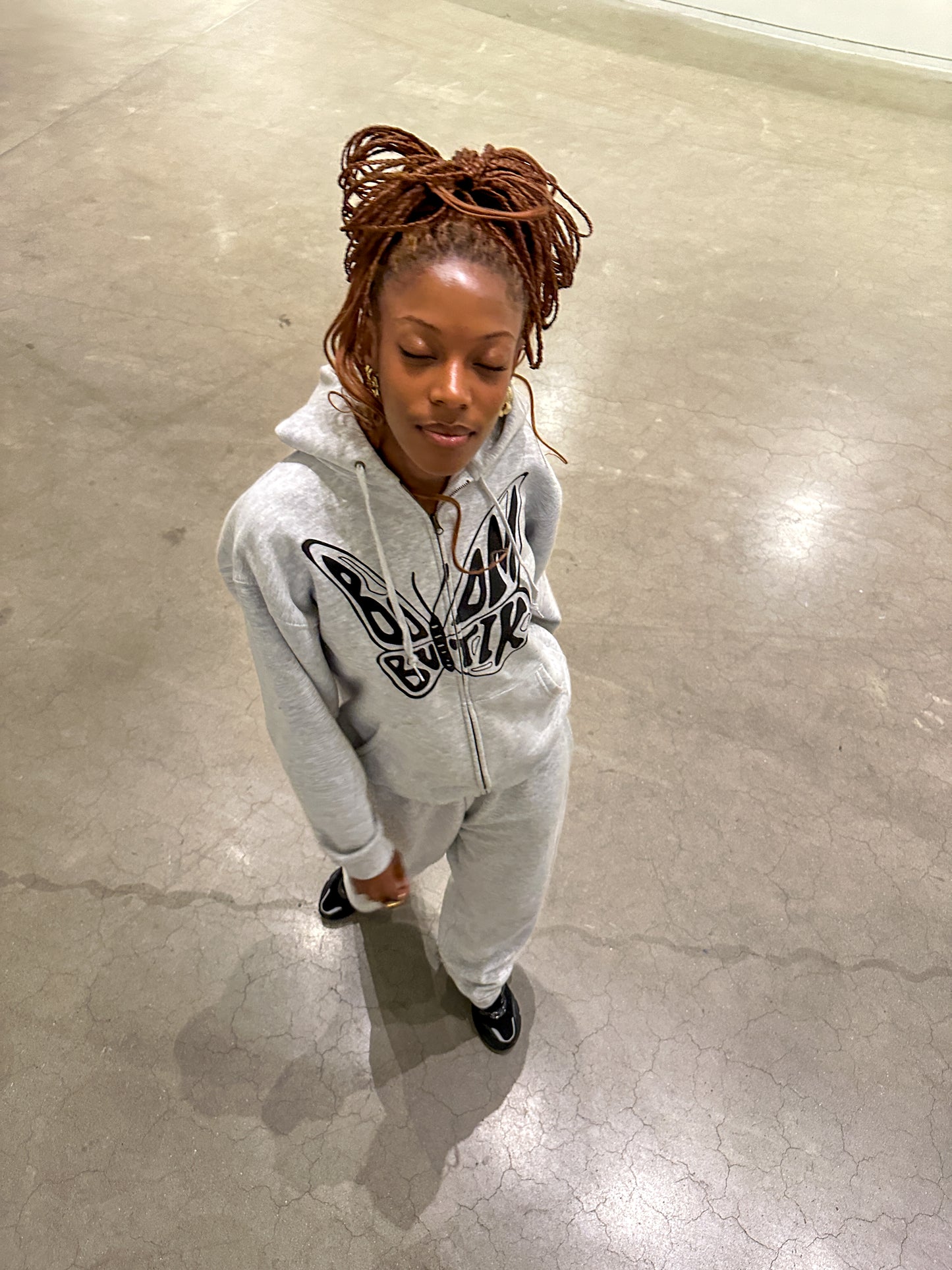 Jemimah er 174 cm høj og bruger størrelse XXL. | grå uden