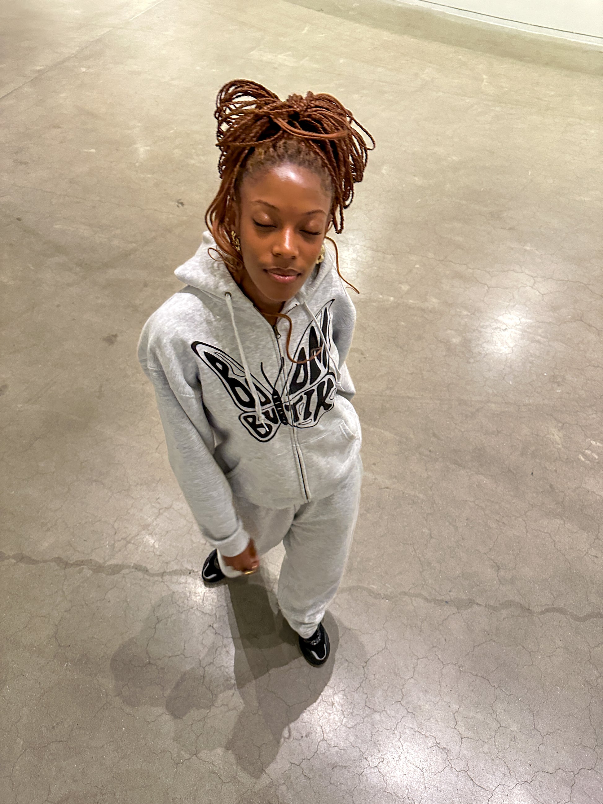 Jemimah er 174 cm høj og bruger størrelse XXL. | grå uden