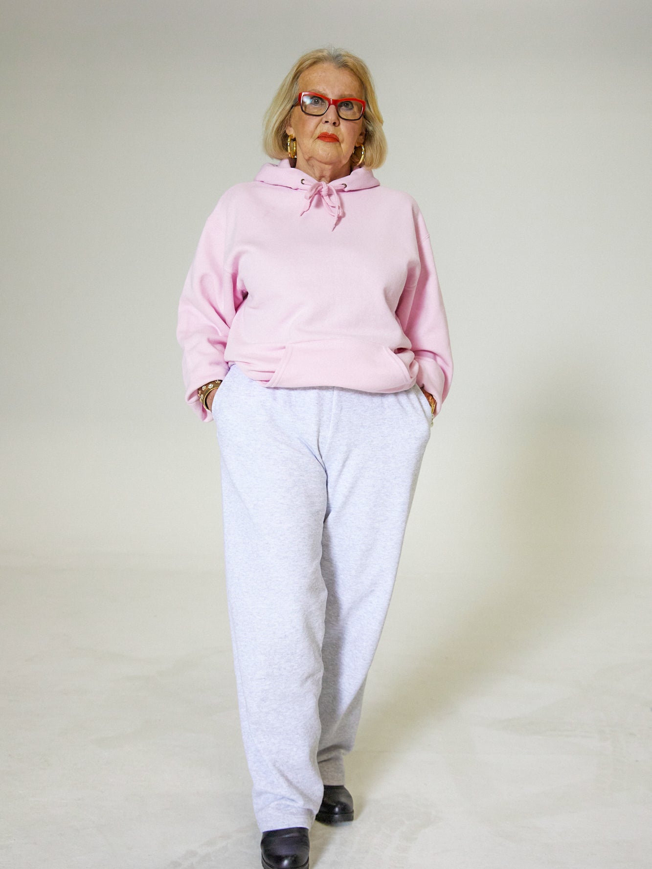 Violetta er 163 cm høj og bruger størrelse M. | uden grå