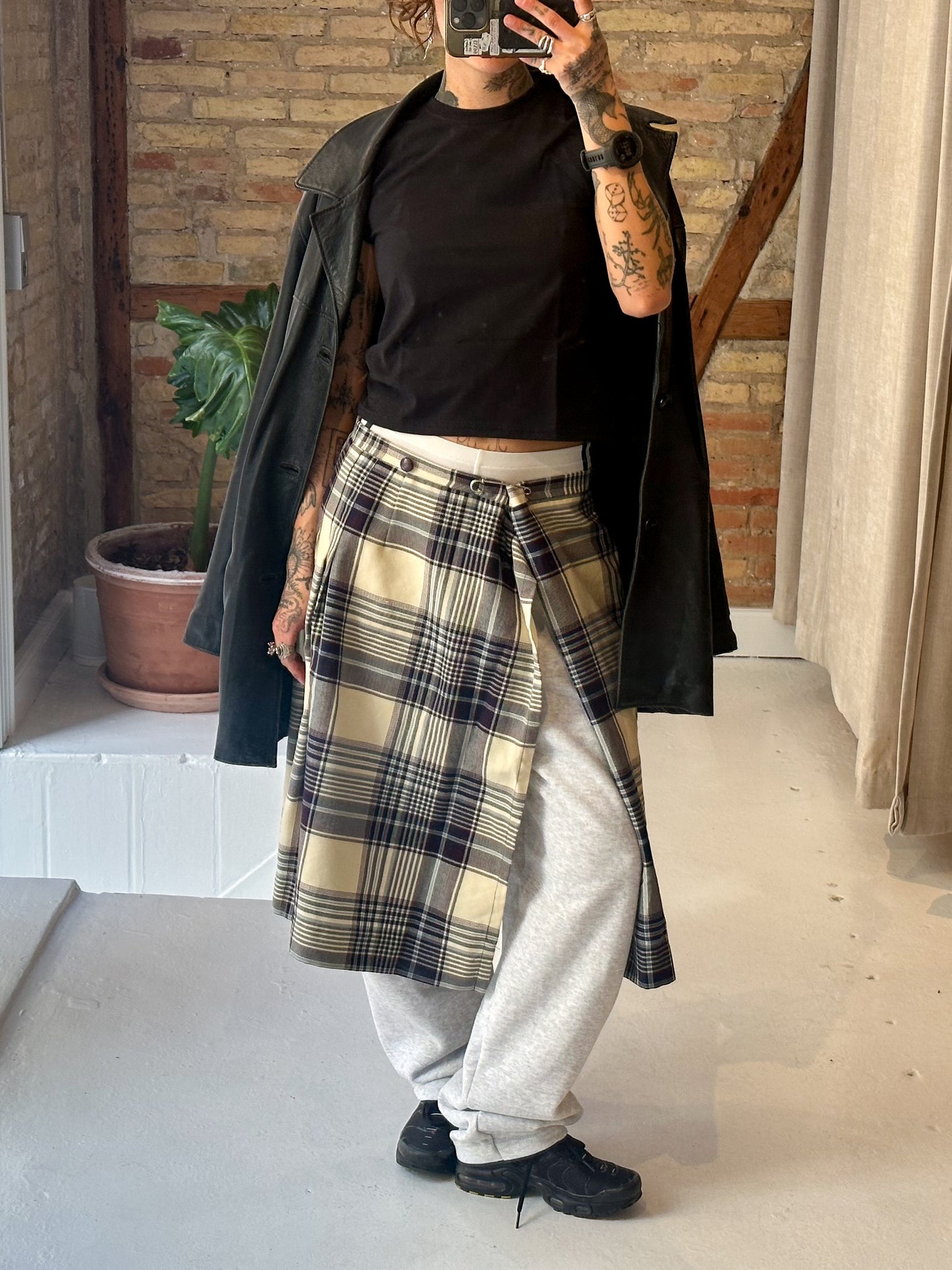 Astrid er 165 cm høj og bruger størrelse S. | uden grå