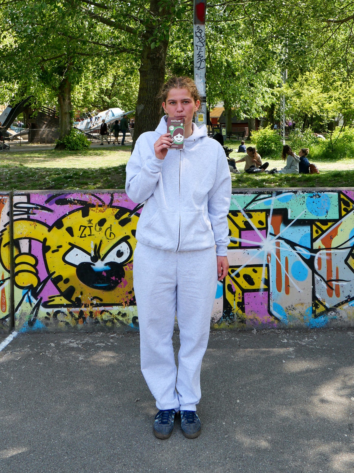 Viola er 170 cm høj og bruger størrelse M. | uden grå