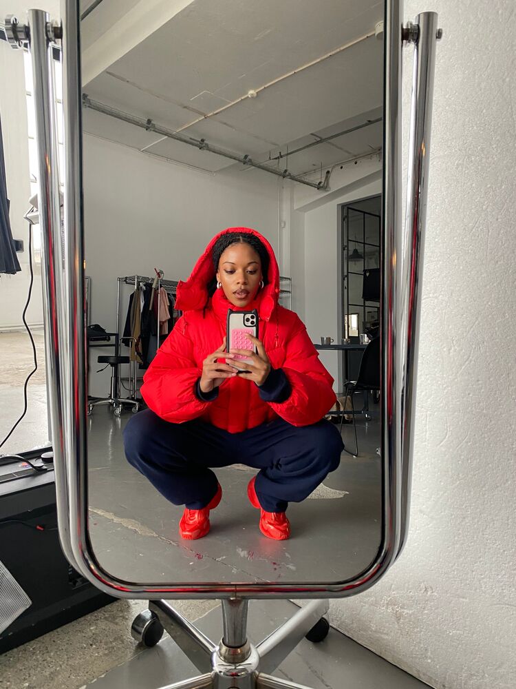 Jemimah er 174 cm høj og bruger størrelse M. | uden mørkeblå