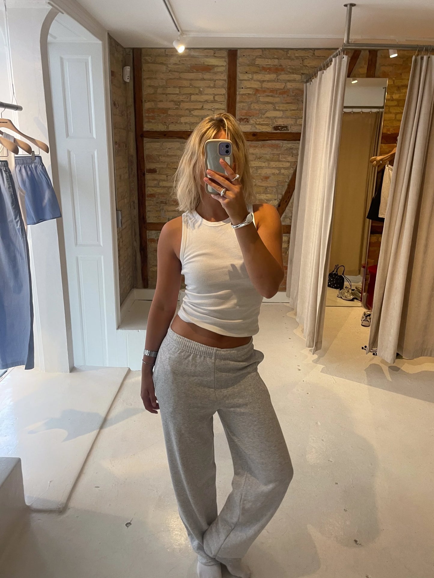 Matilda er 176 cm høj og bruger størrelse S. | lysegrå