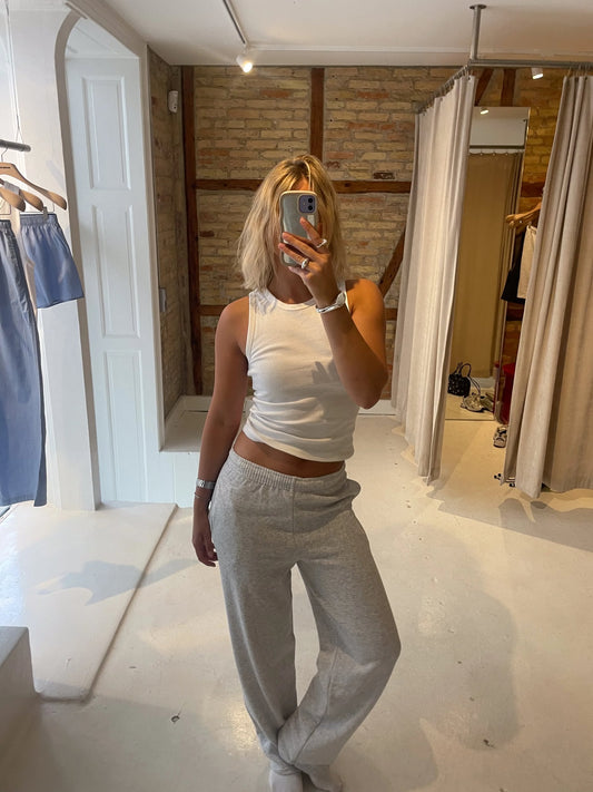 Matilda er 176 cm høj og bruger størrelse S.