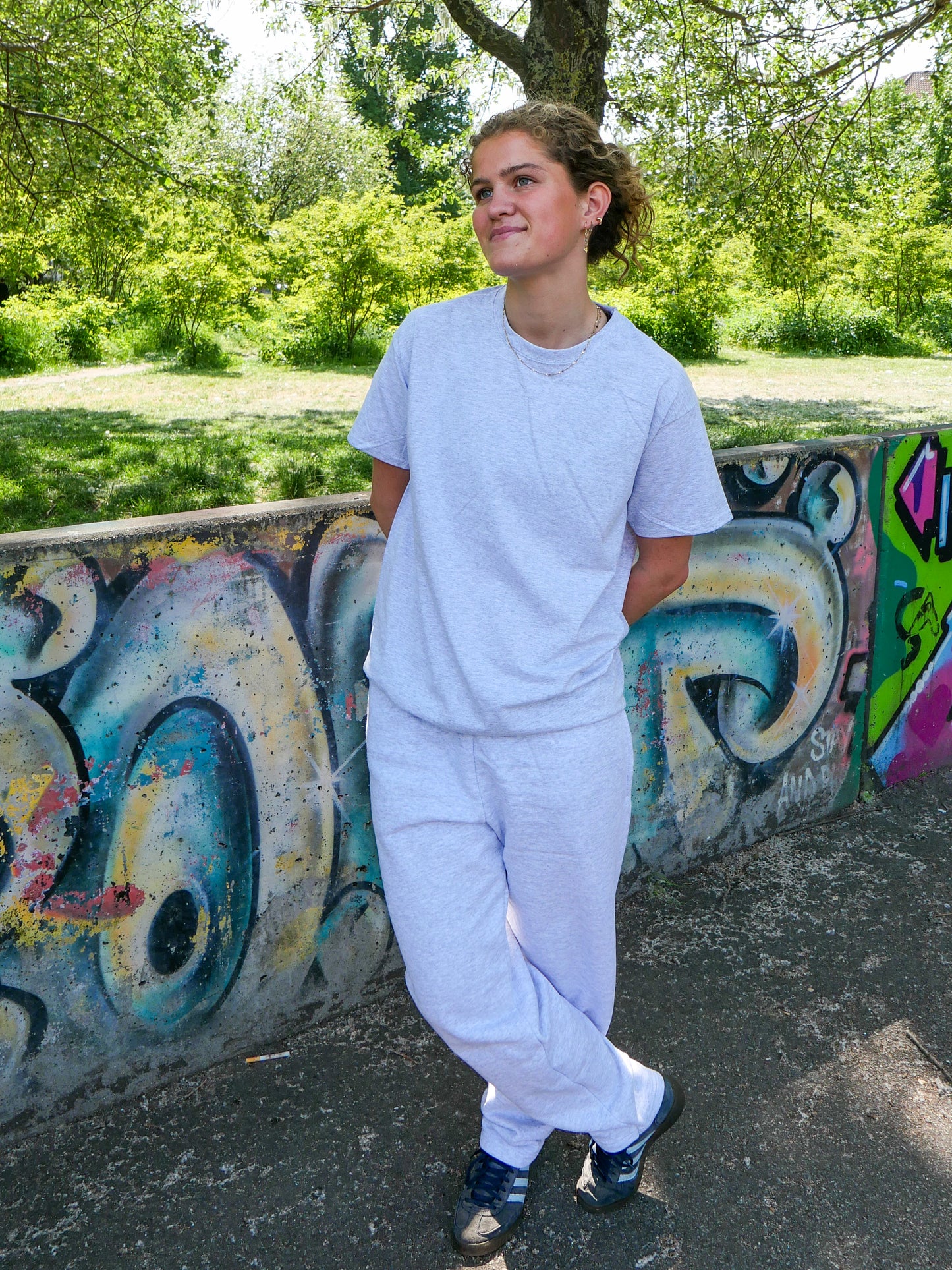 Viola er 170 cm høj og bruger størrelse M. | grå