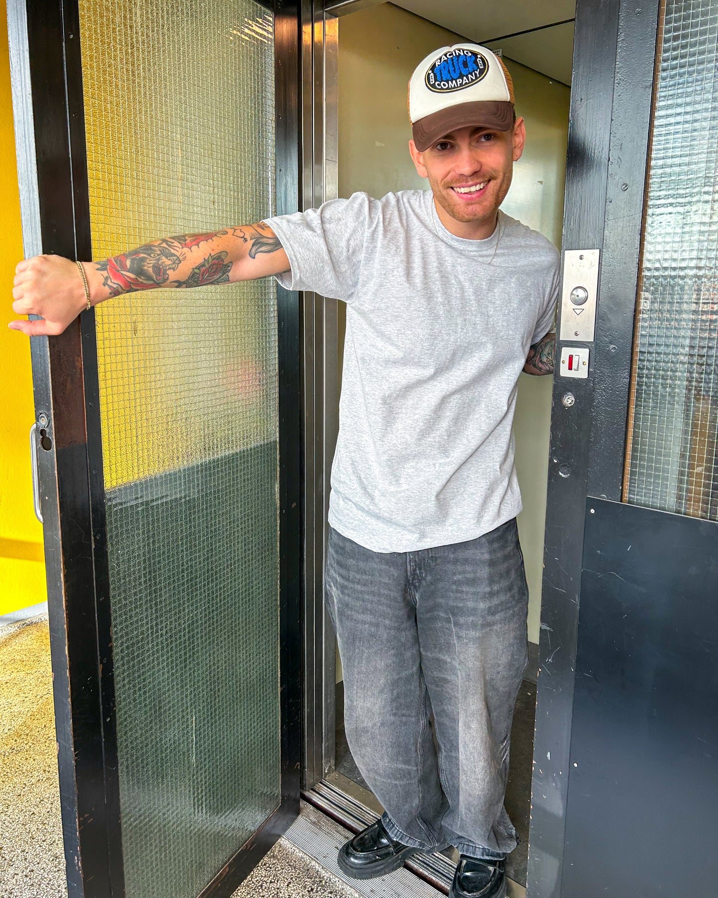 Sylvester er 183 cm høj og bruger størrelse L. | grå