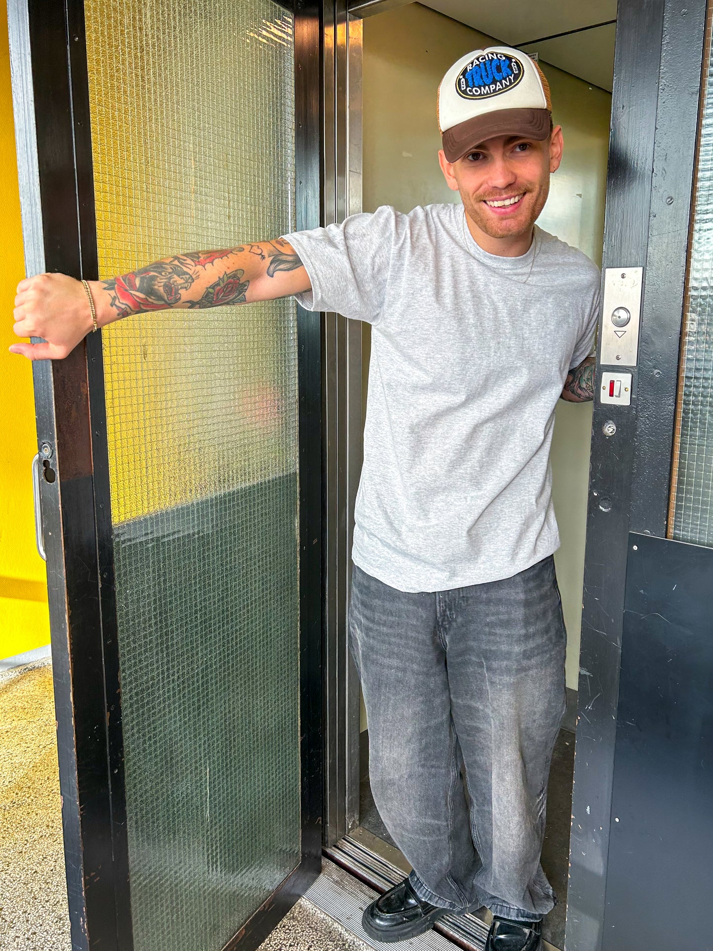 Sylvester er 183 cm høj og bruger størrelse L. | grå