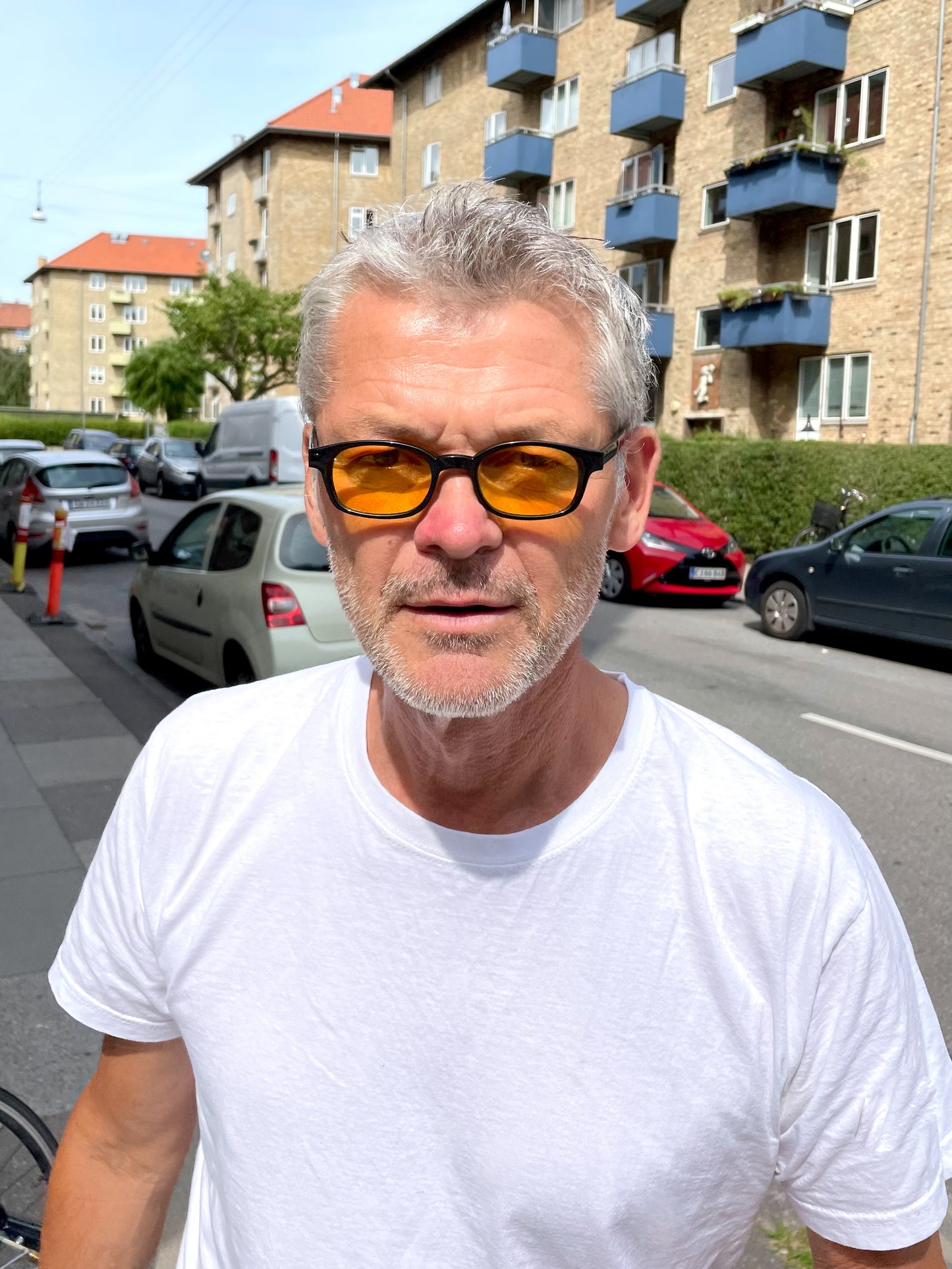 Jens er 186 cm høj og bruger størrelse L. | hvid