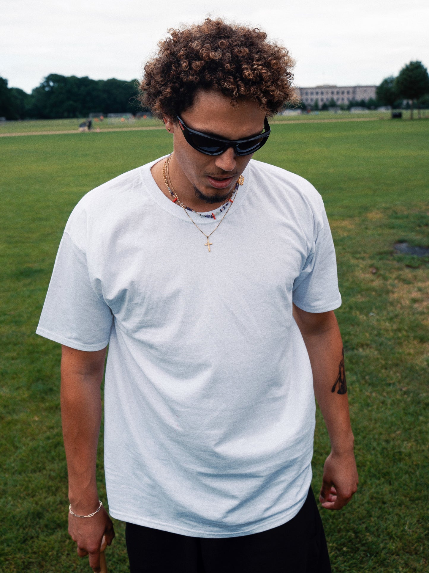 Oskar er 185 cm høj og bruger størrelse XL. | hvid