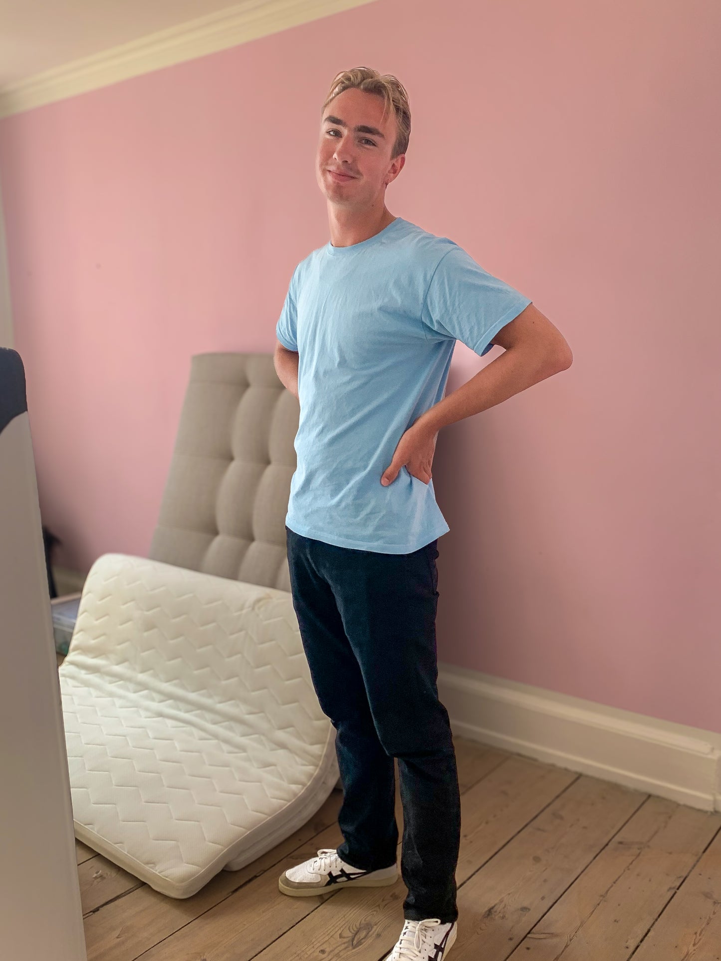 Felix er 195 cm høj og bruger størrelse XL. | lyseblå