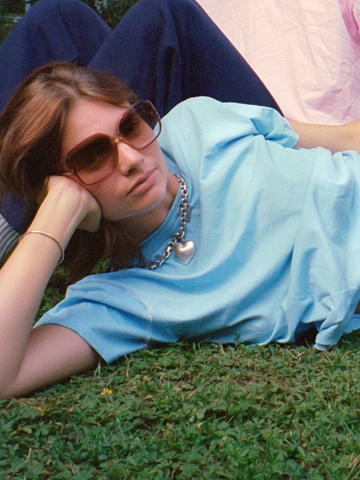 Nadia er 165 cm høj og bruger størrelse M. | lyseblå