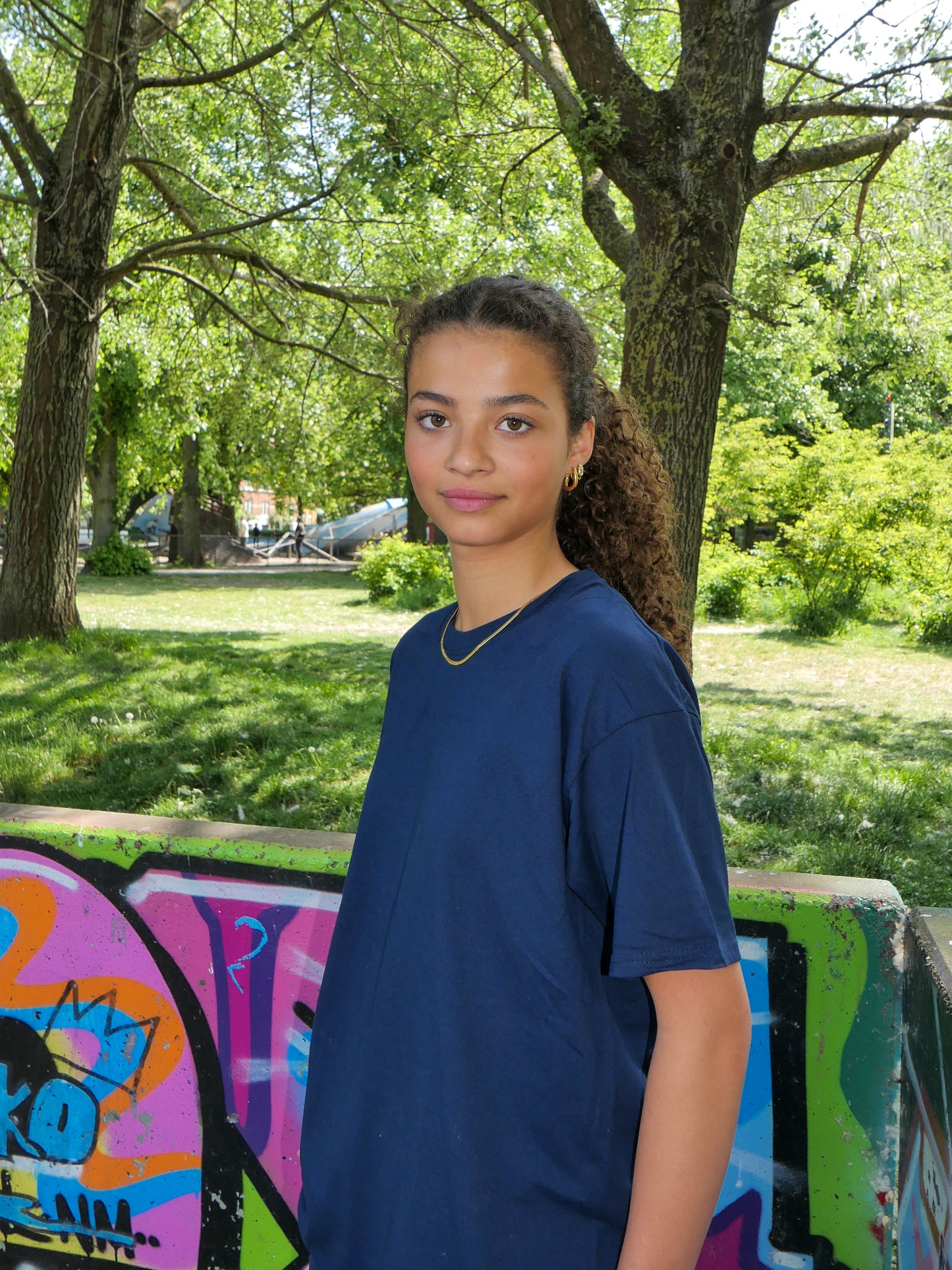 Selma er 172 cm høj og bruger størrelse M. | mørkeblå