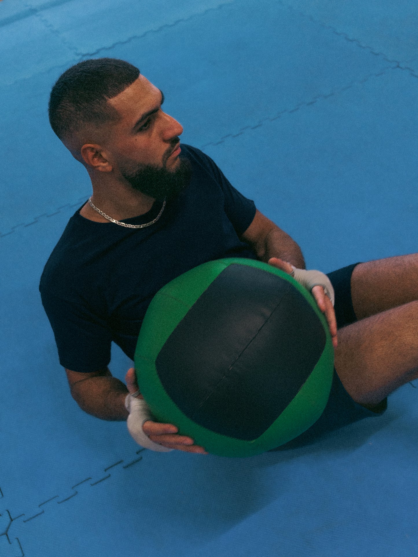 Hamza er 193 cm høj og bruger størrelse XL. | mørkeblå