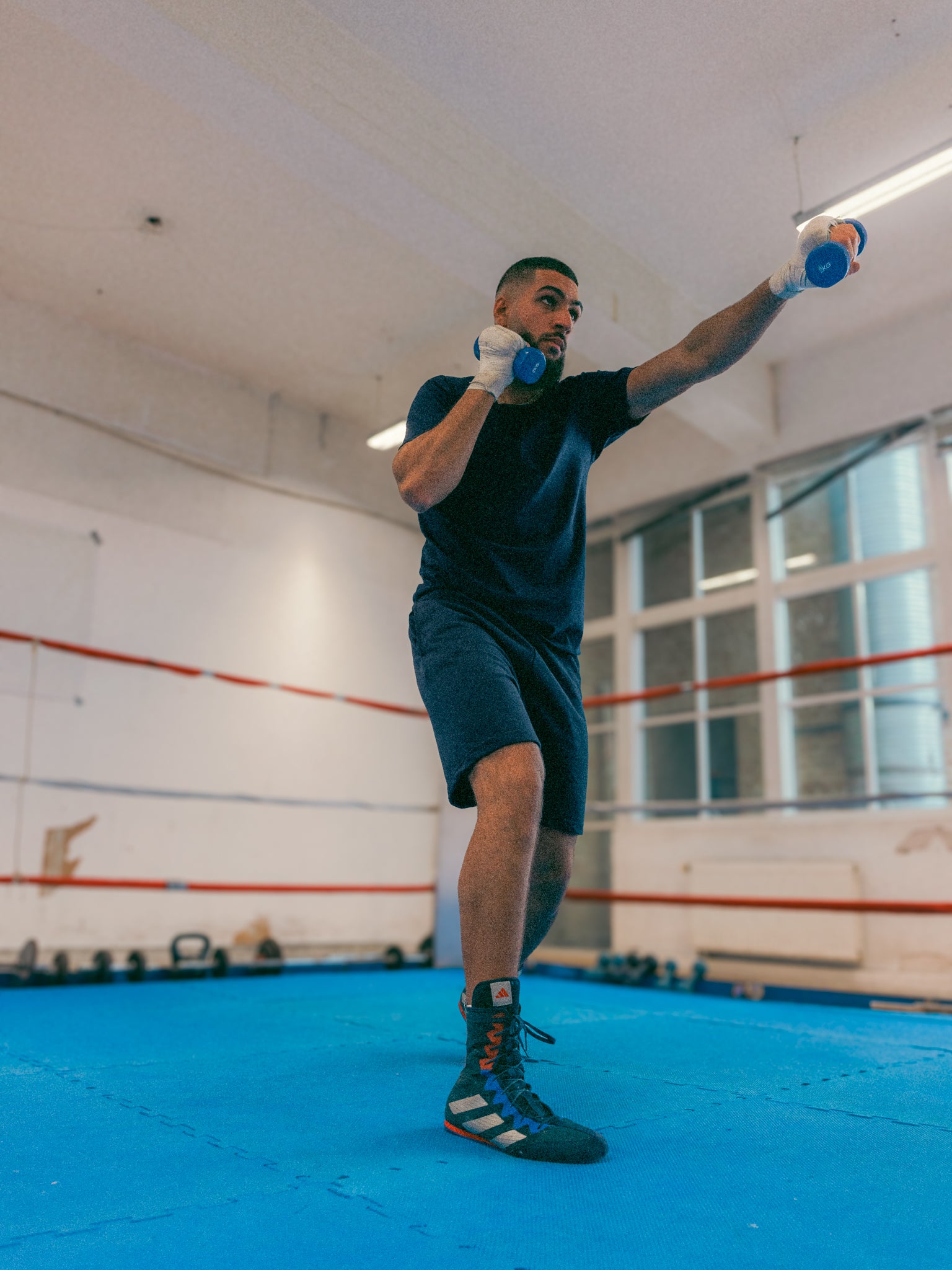 Hamza er 193 cm høj og bruger størrelse XL. | mørkeblå