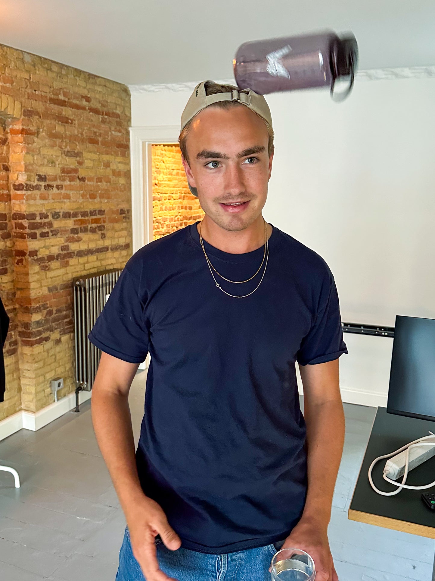 Felix er 195 cm høj og bruger størrelse XL. | mørkeblå