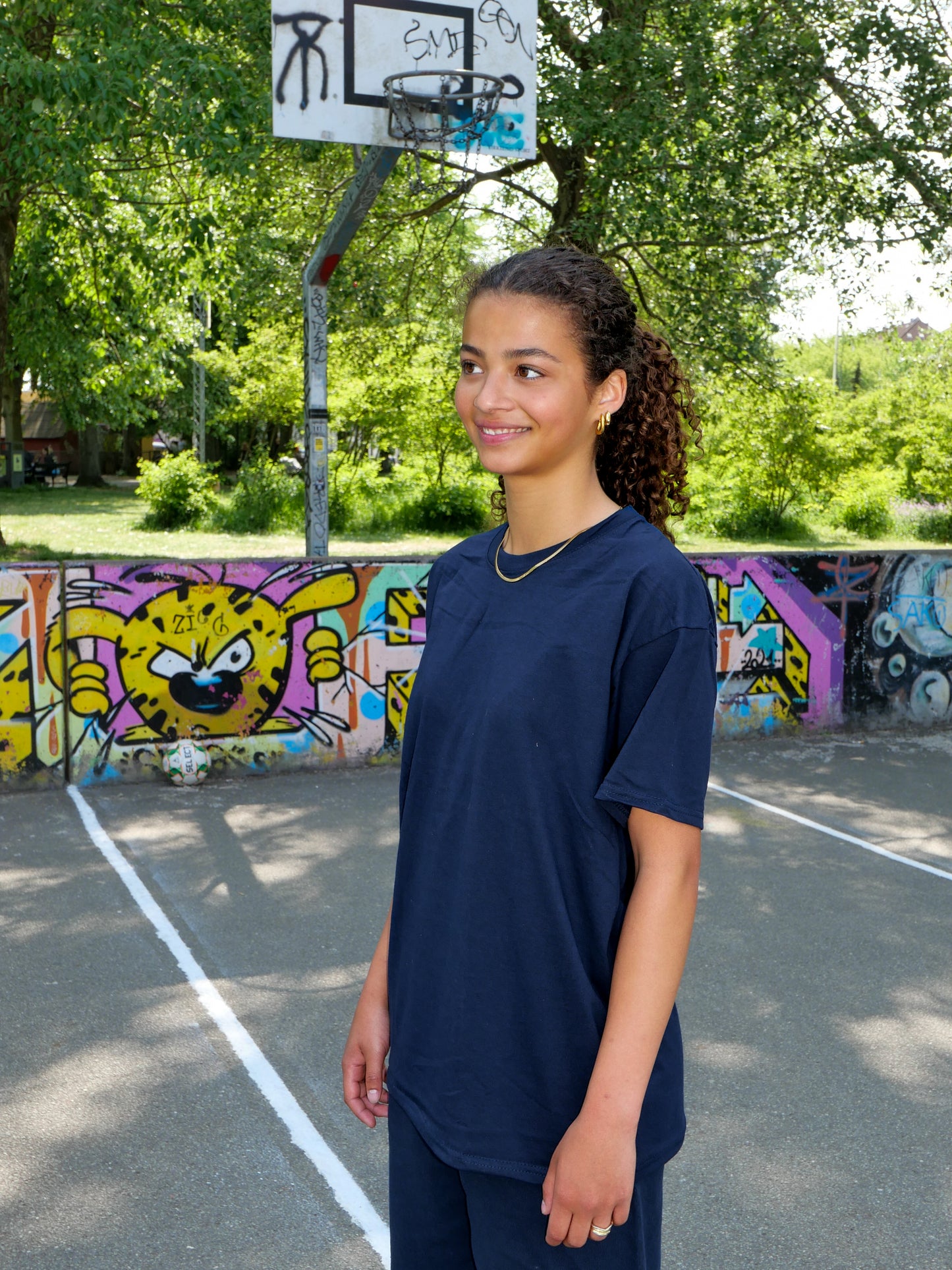 Selma er 172 cm høj og bruger størrelse M. | mørkeblå