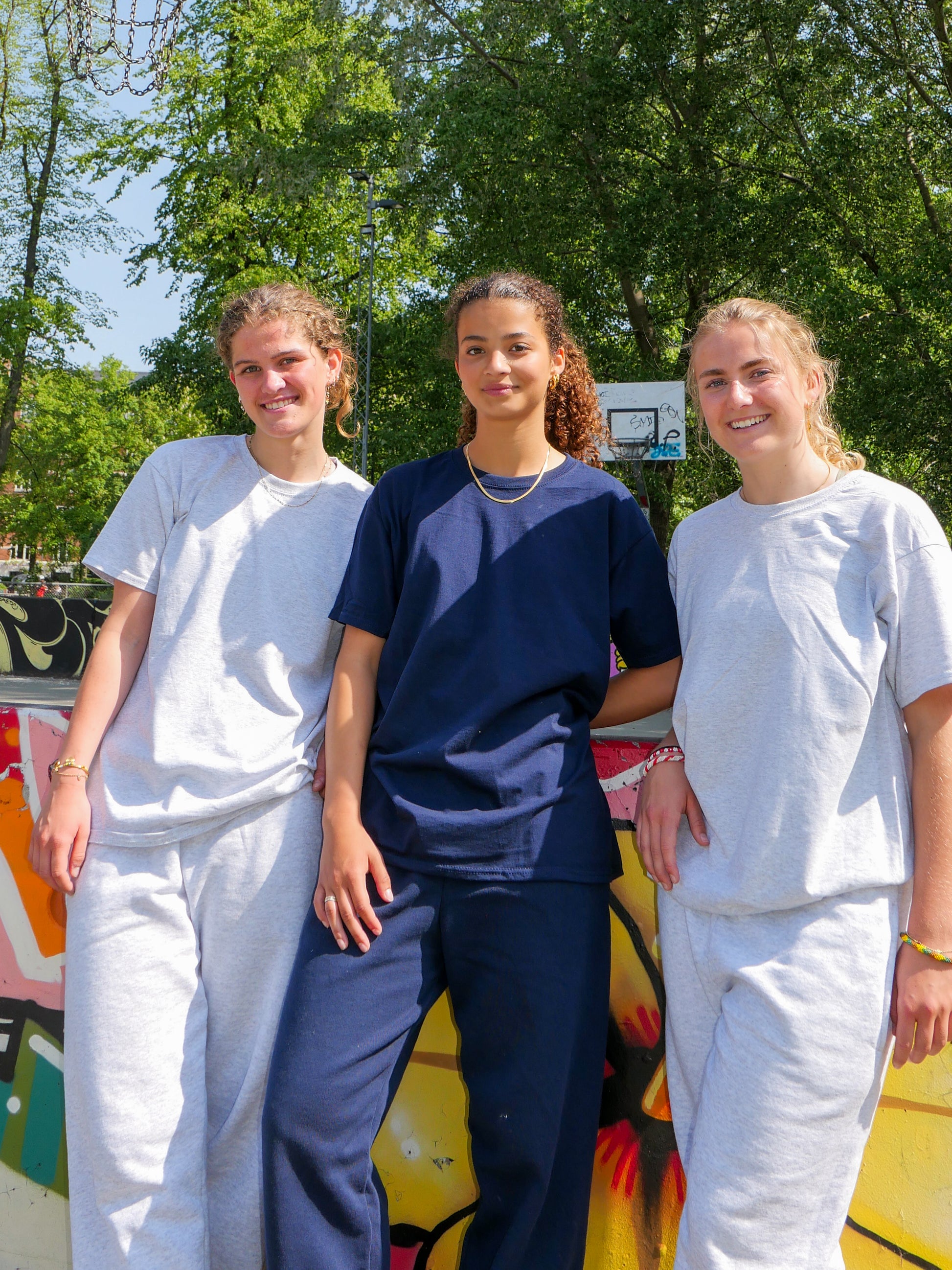 Selma er 172 cm høj og bruger størrelse M. | mørkeblå