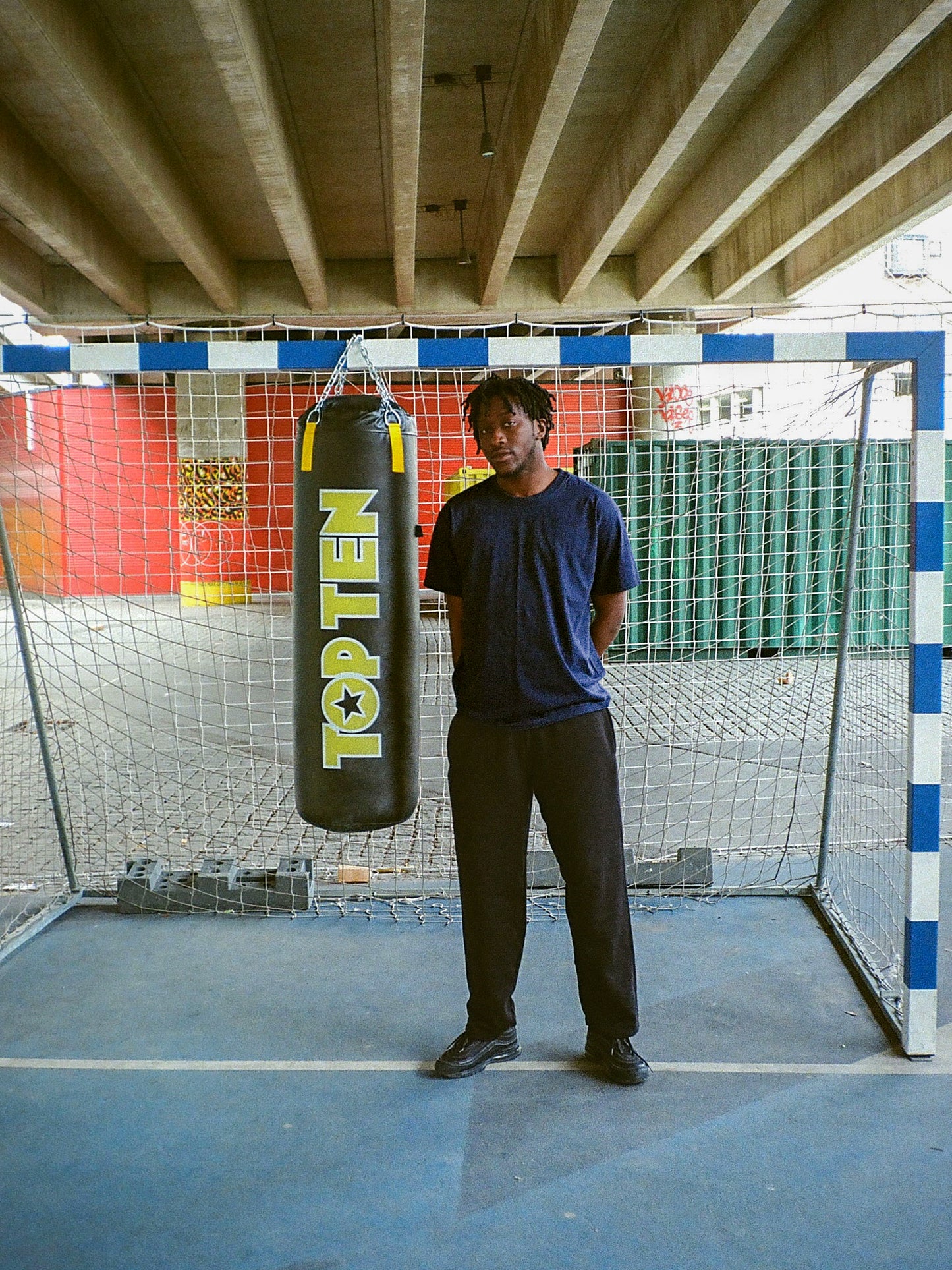 Maxwell er 190 cm høj og bruger størrelse XL. | mørkeblå