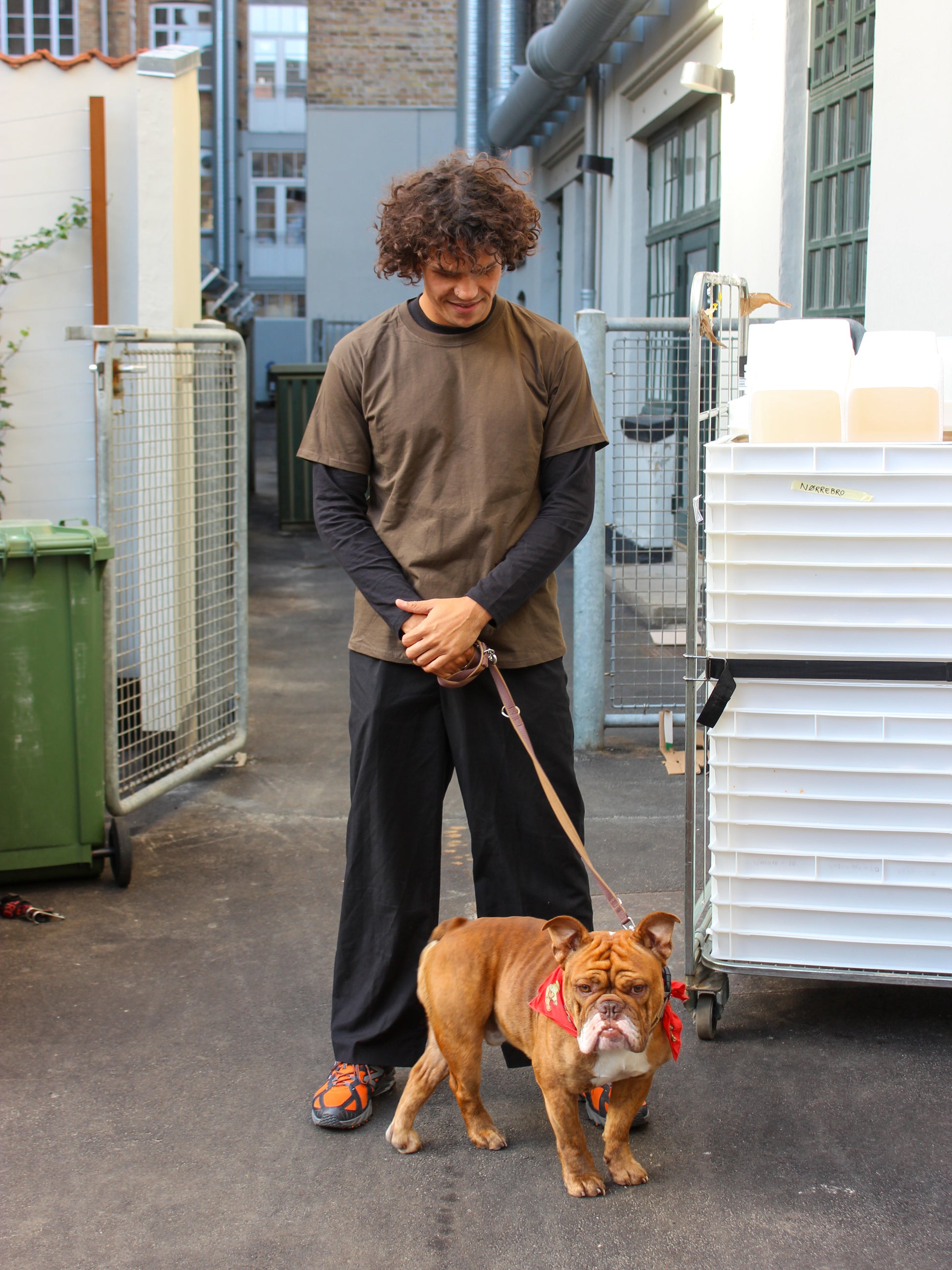 Milton er 189 cm høj og bruger størrelse L. | mørkebrun