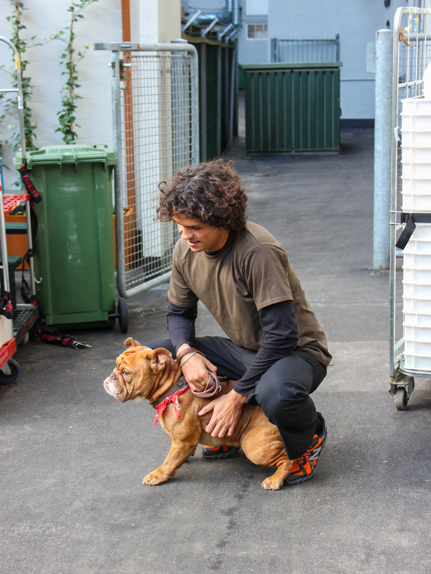 Milton er 189 cm høj og bruger størrelse L. | mørkebrun