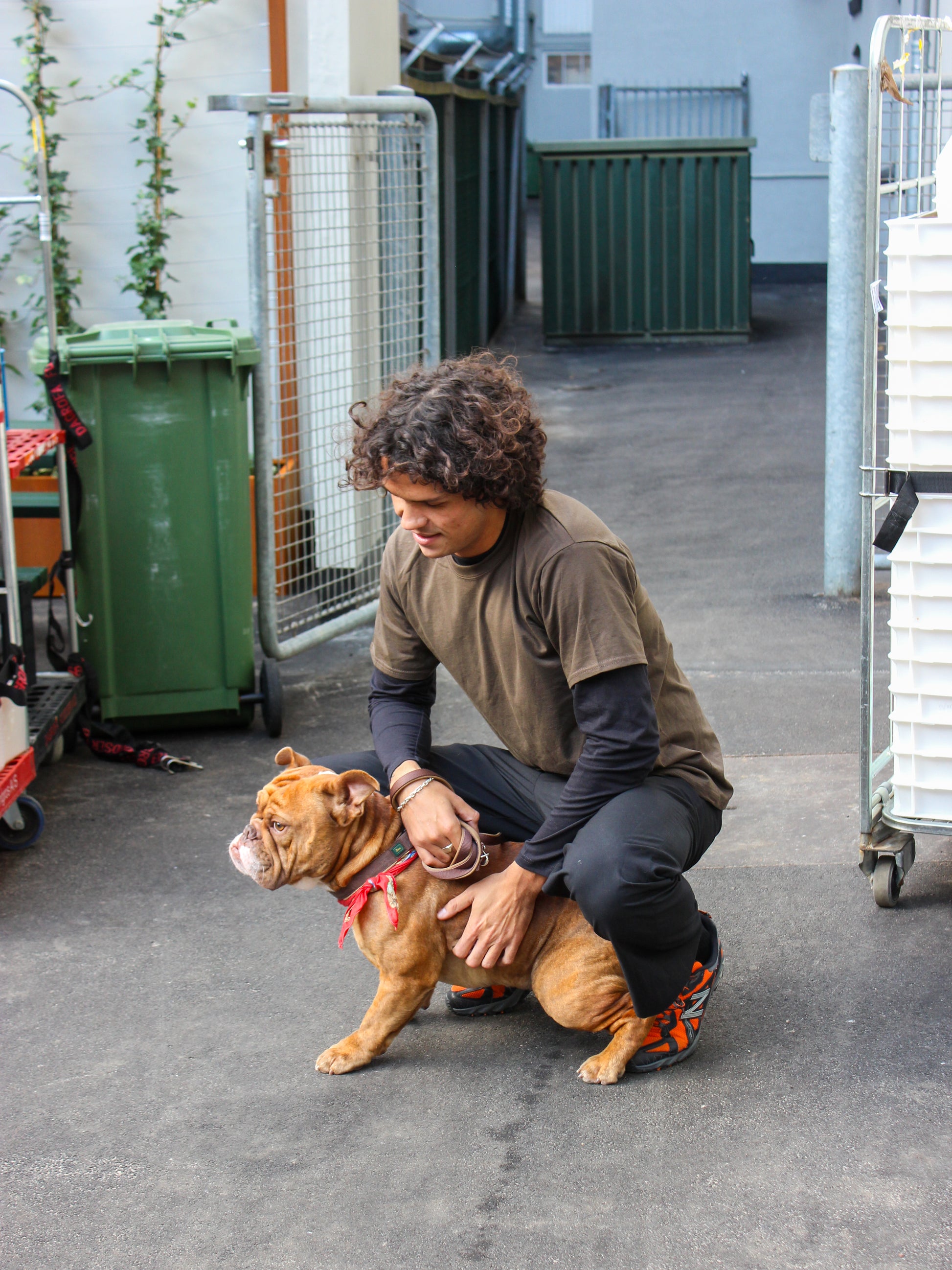 Milton er 189 cm høj og bruger størrelse L. | mørkebrun