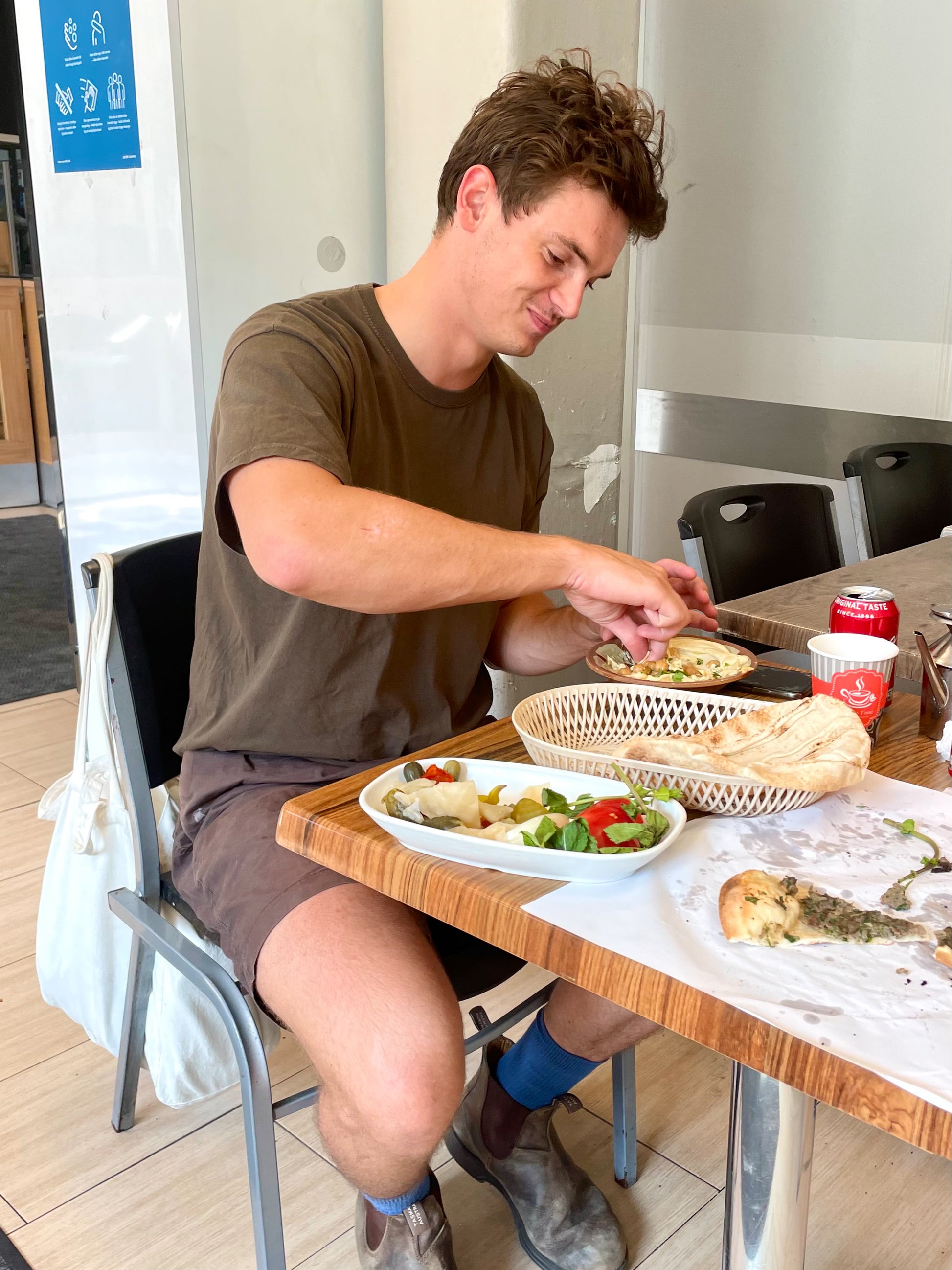 Gustau er 186 cm høj og bruger størrelse L. | mørkebrun