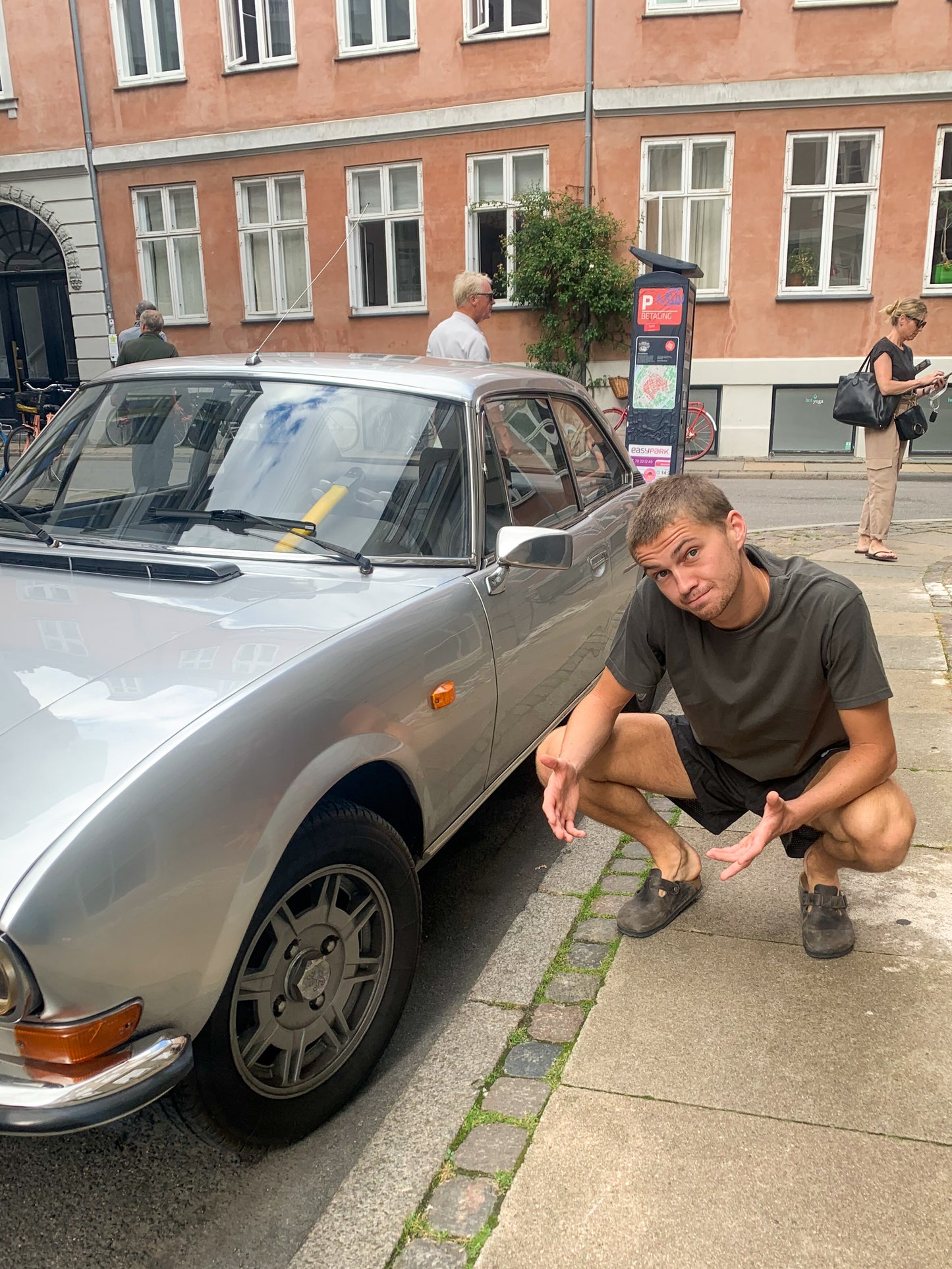 Viggo er 195 cm høj og bruger størrelse L. | mørkegrå