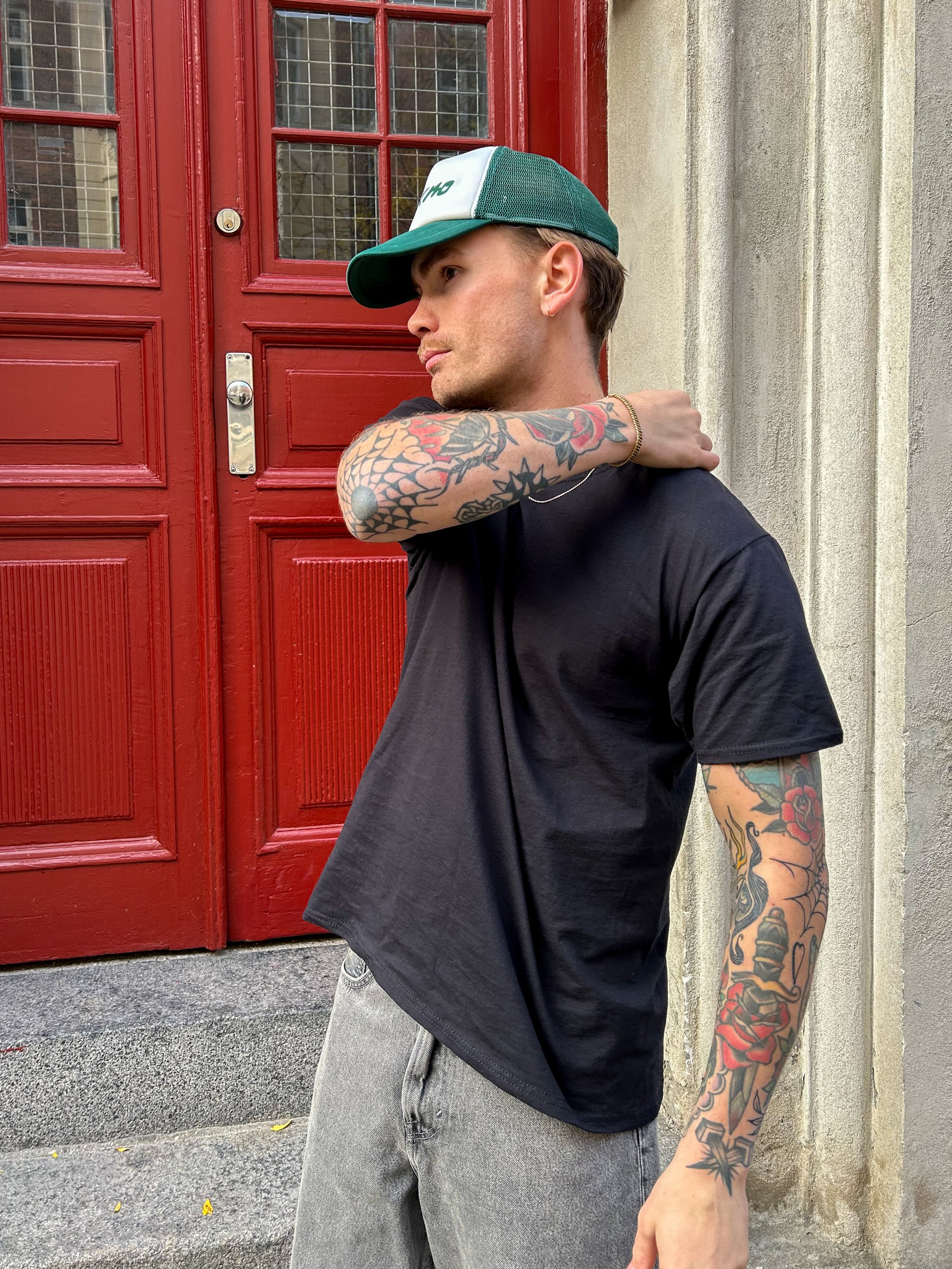 Sylvester er 183 cm høj og bruger størrelse L. | sort