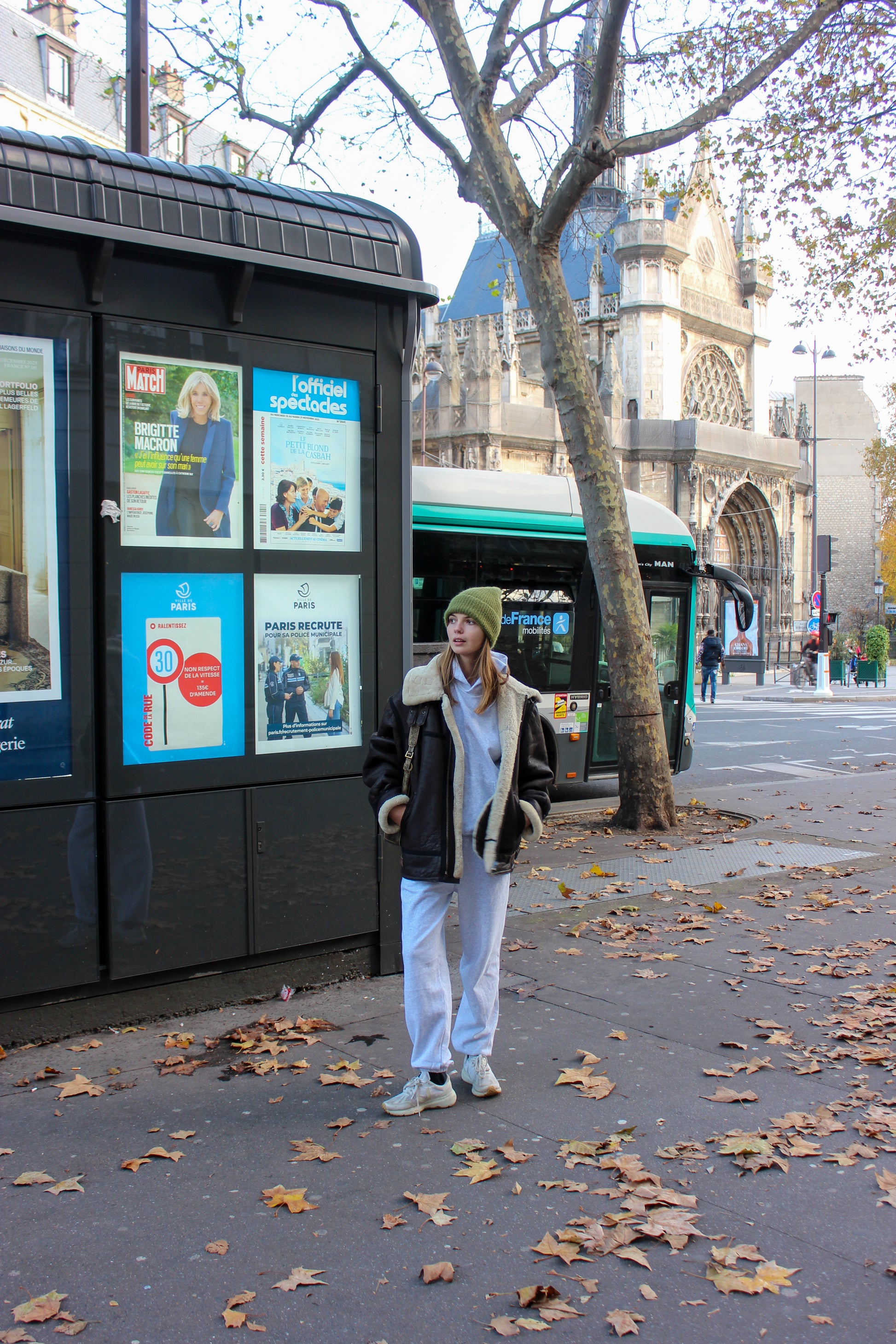Lova er 176 cm høj og bruger størrelse M.