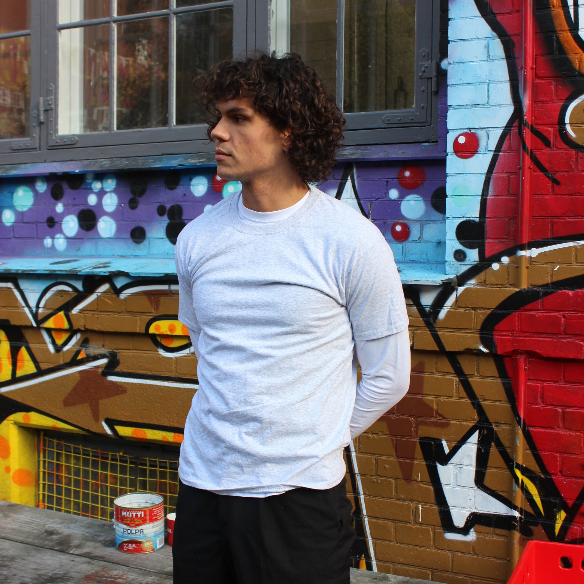 Milton er 189 cm høj og bruger størrelse L.