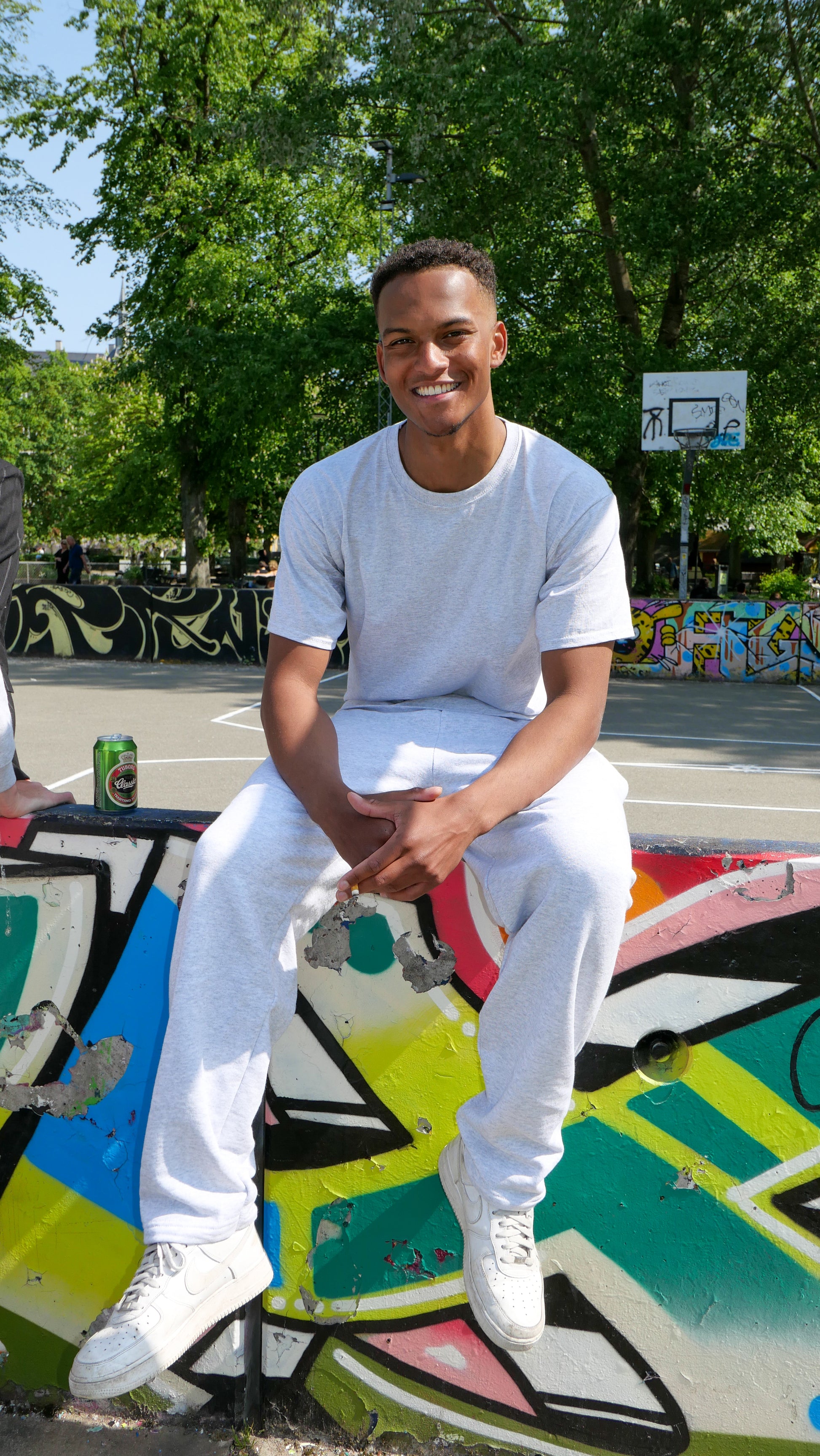 Oskar er 186 cm høj og bruger størrelse L.