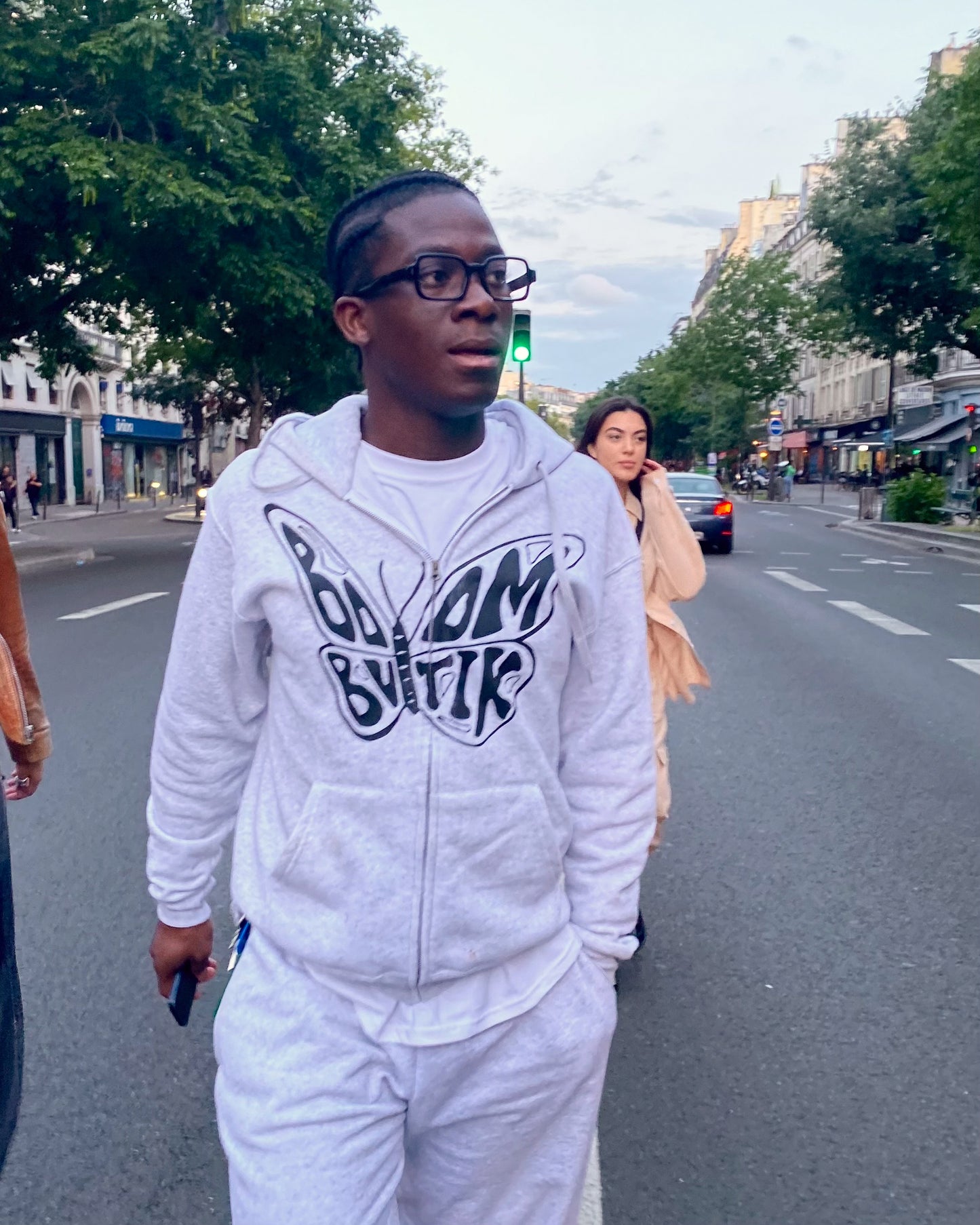 Anaky er 171 høj og bruger størrelse L.