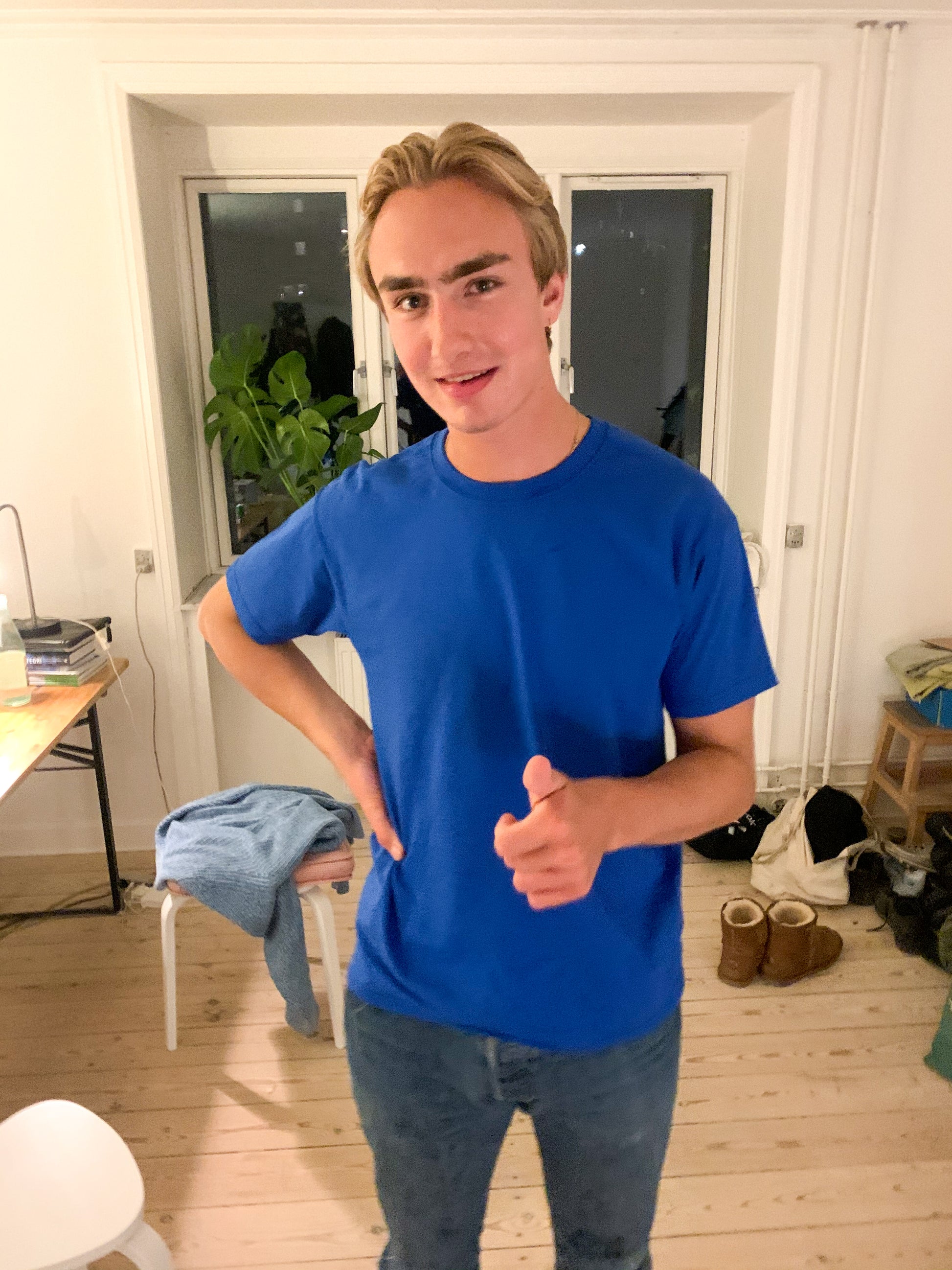 Geo er 195 cm høj og bruger størrelse L.