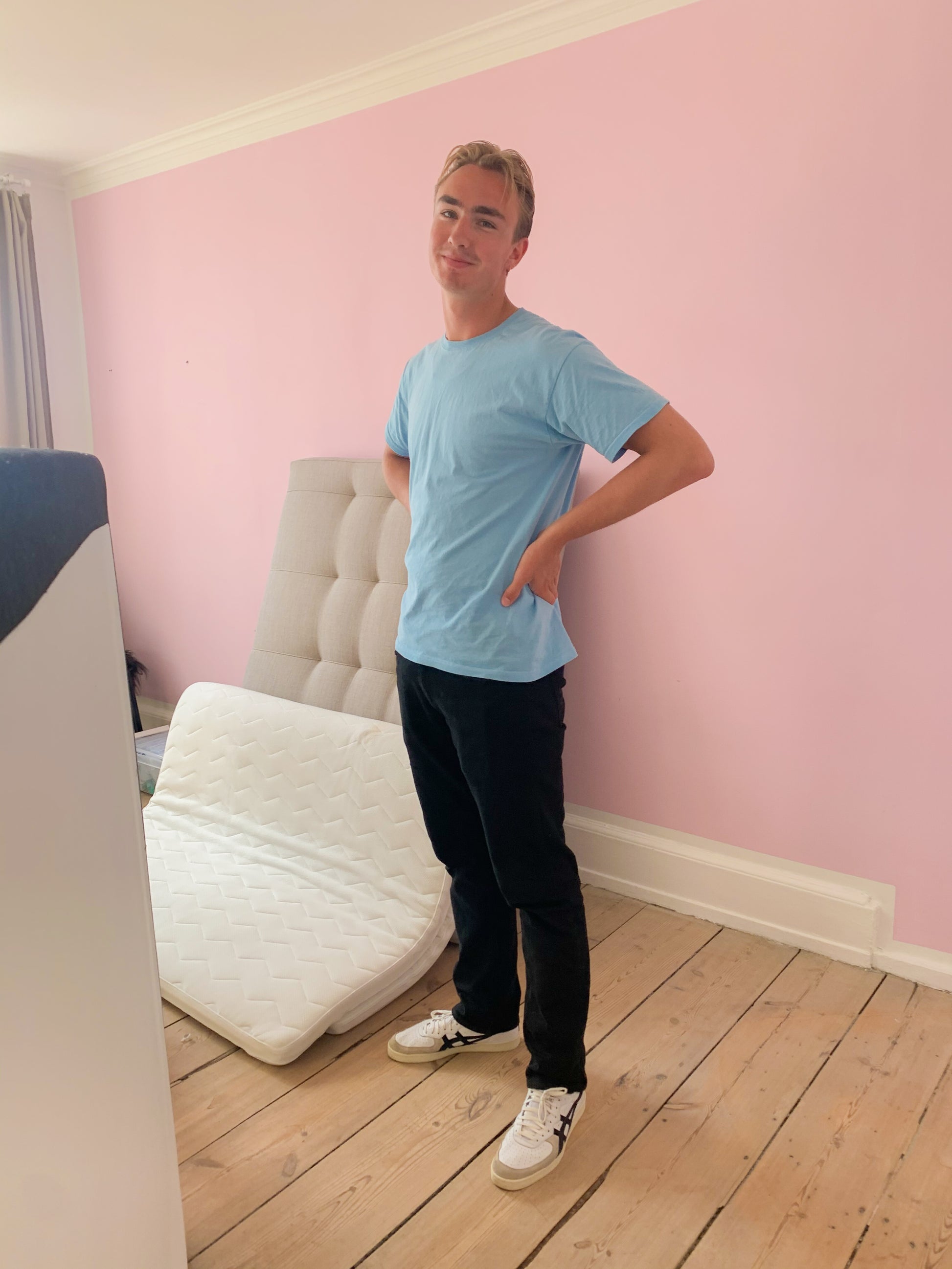 Geo er 195 cm høj og bruger størrelse XL.