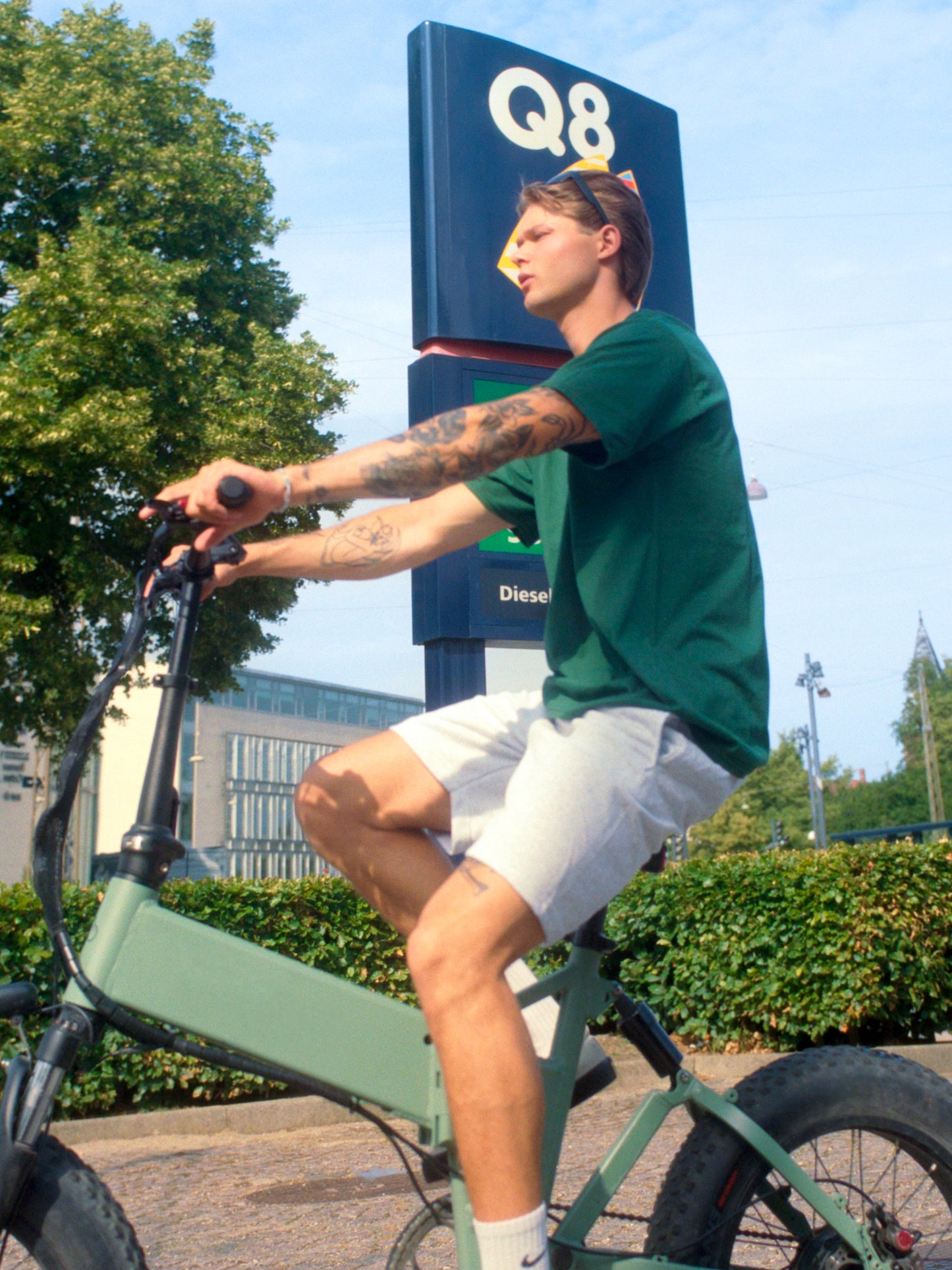Svend er 184 cm høj og bruger størrelse L. | grå