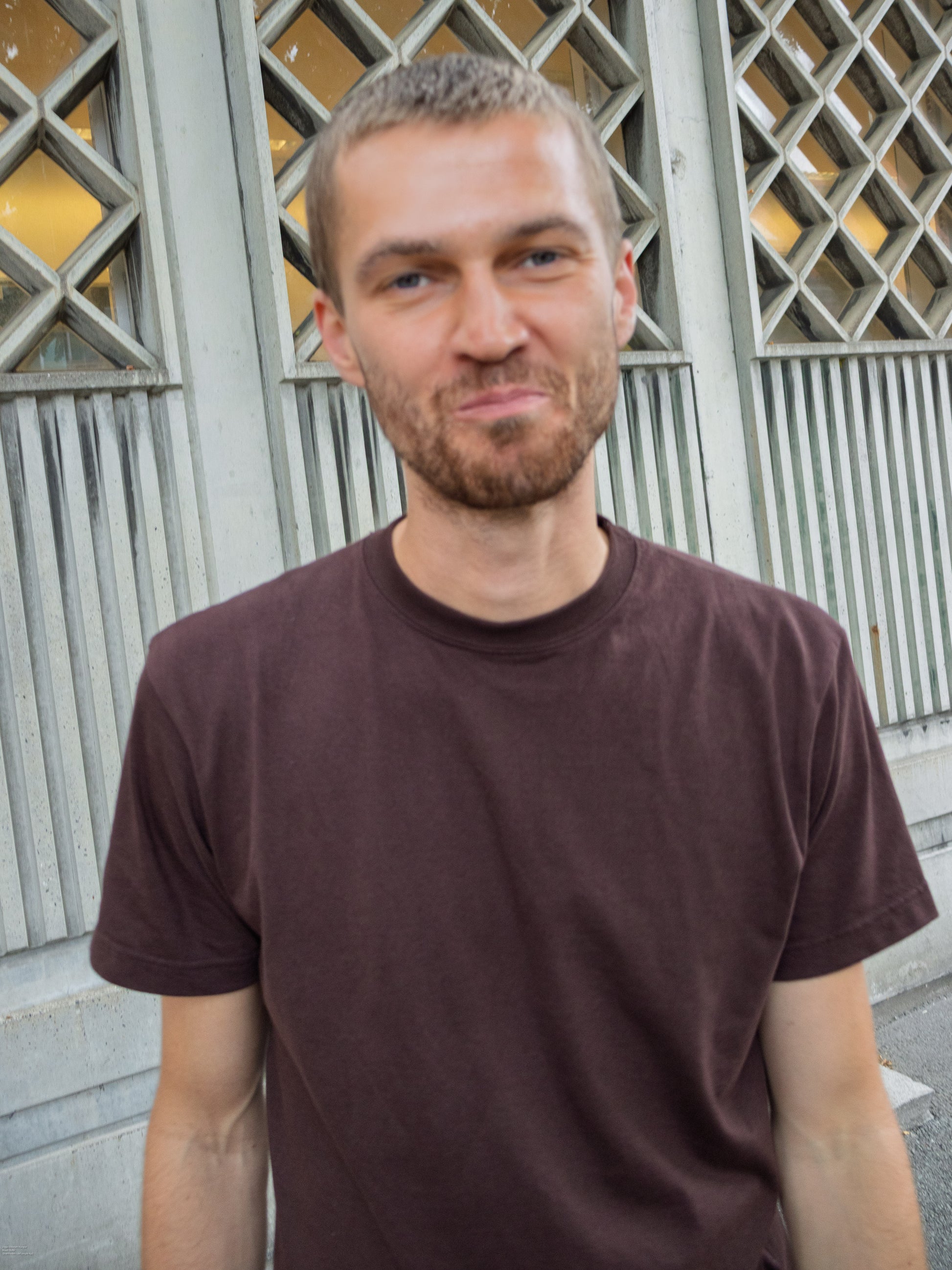 Viggo er 195 cm høj og bruger størrelse L. | mørkebrun