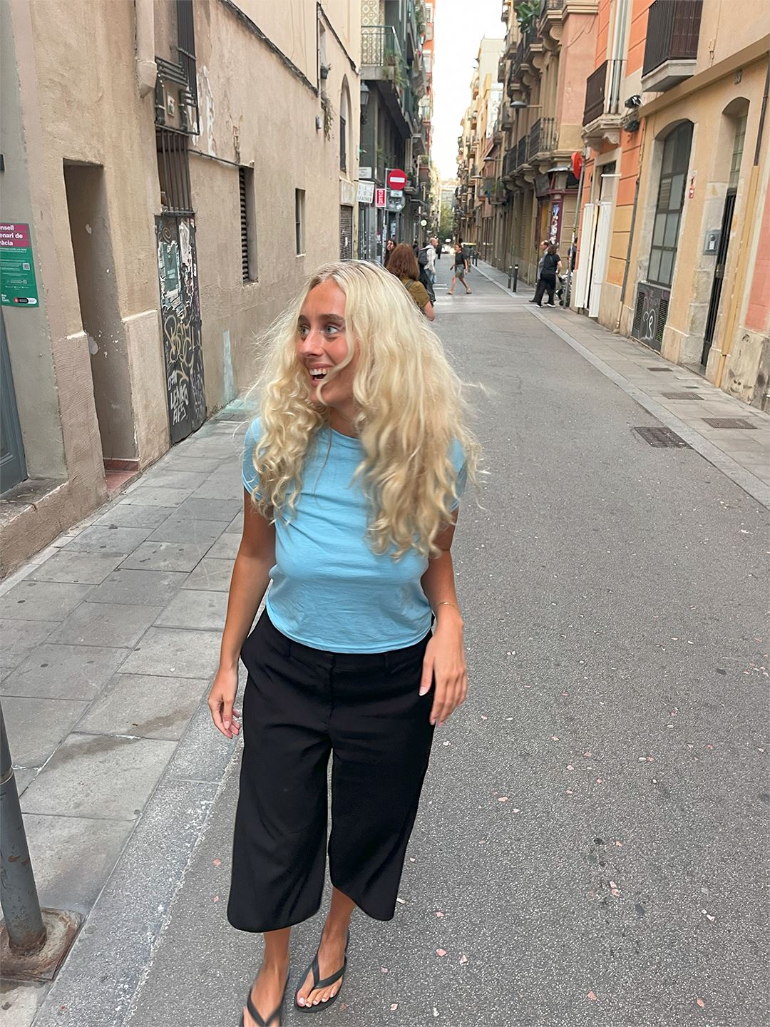 Sofie er 163 cm høj og bruger størrelse M (7-8 år) | lyseblå
