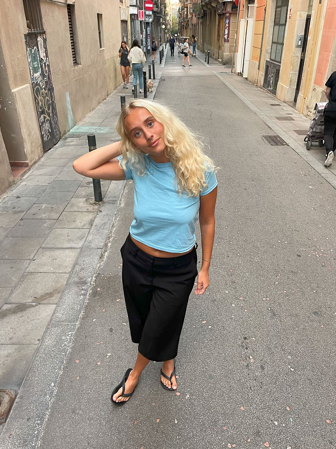 Sofie er 163 cm høj og bruger størrelse M (7-8 år) | lyseblå