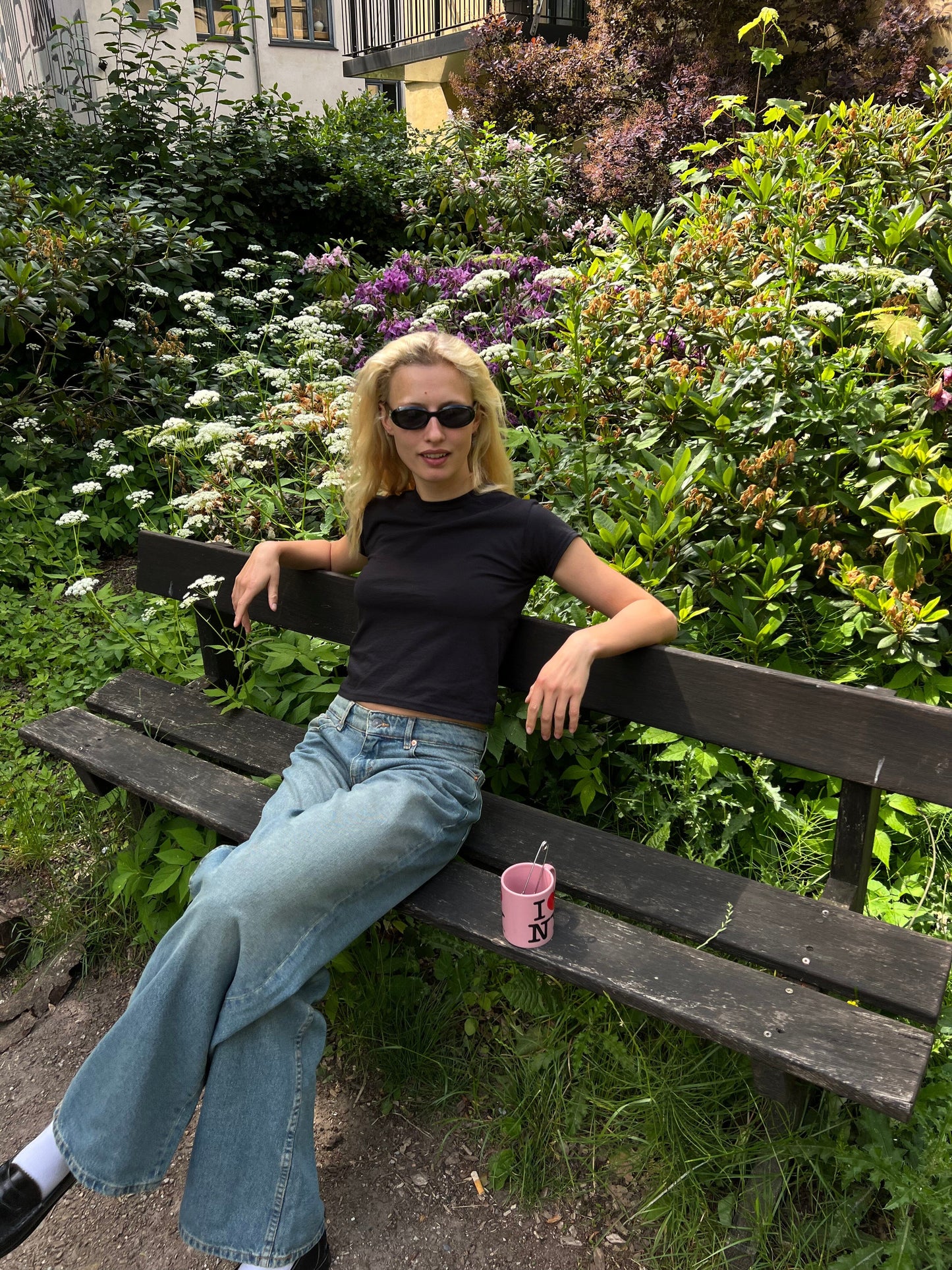 Astrid er 178 cm høj og bruger størrelse M (7-8 år) | sort