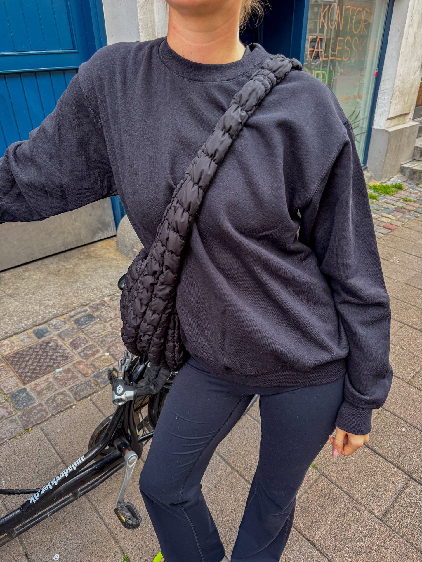 Rose er 175 cm høj og bruger størrelse M. | sort