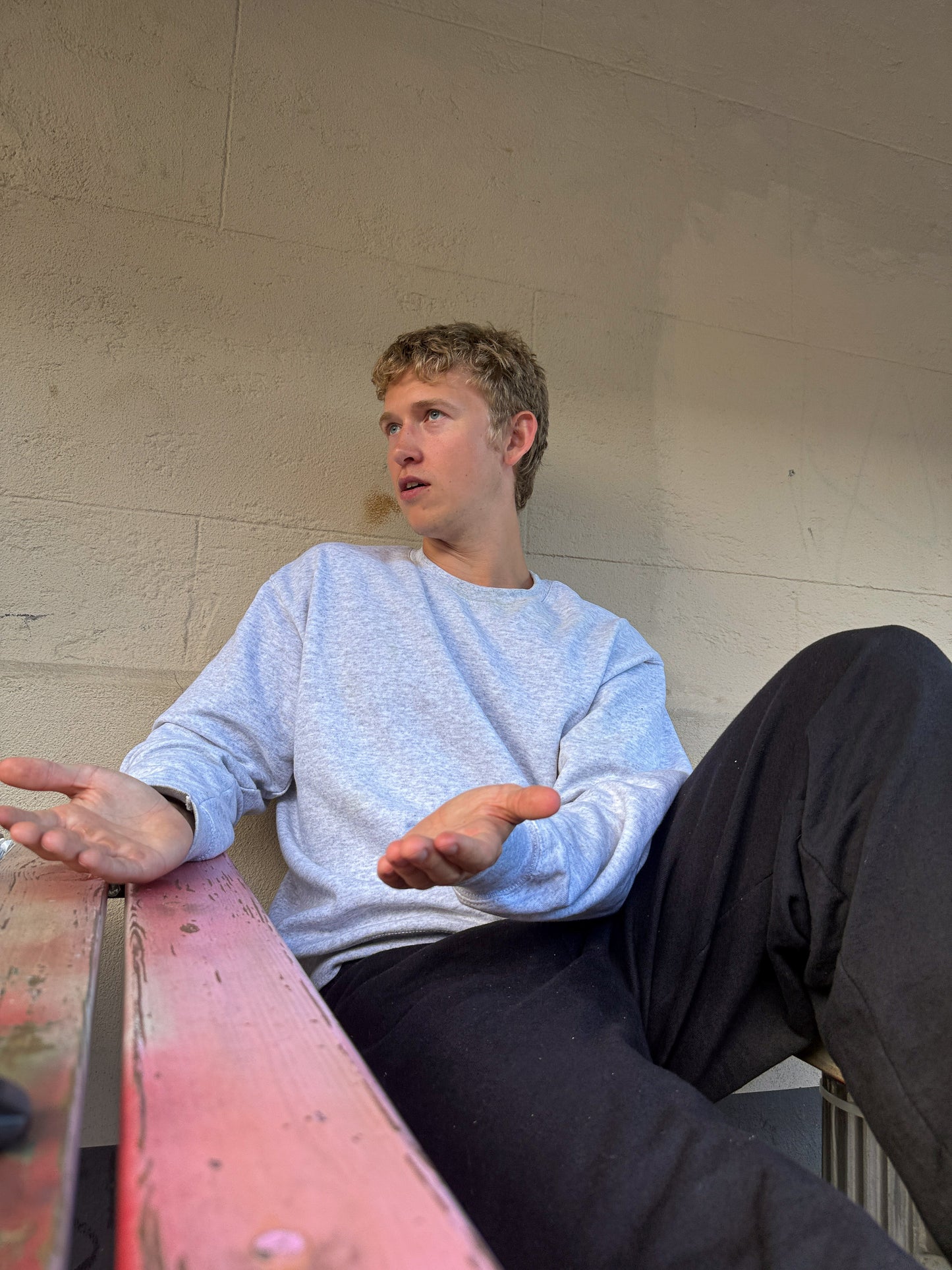 Peter er 188 cm høj og bruger størrelse L. | grå
