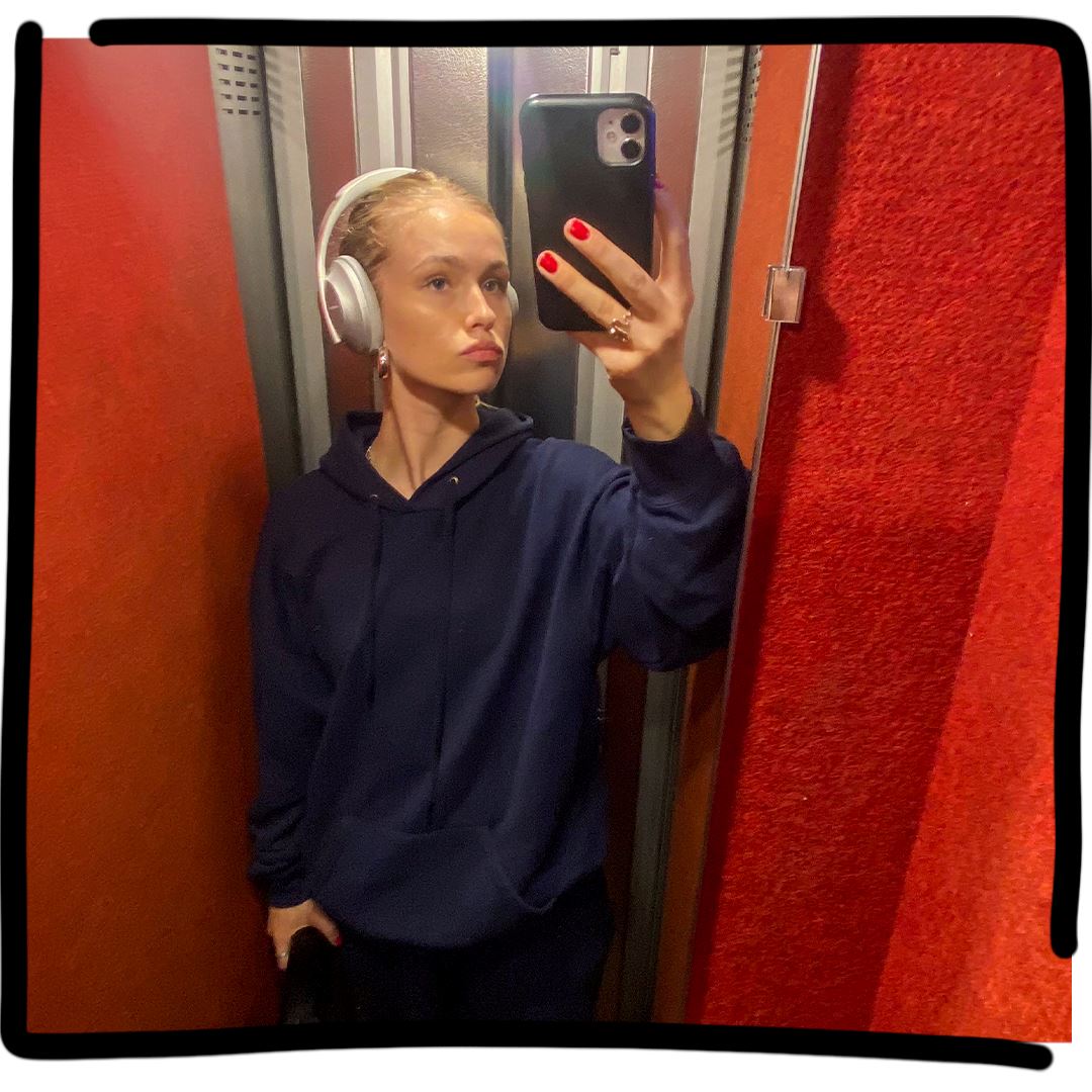 Line er 174 cm høj og bruger størrelse XL. | mørkeblå
