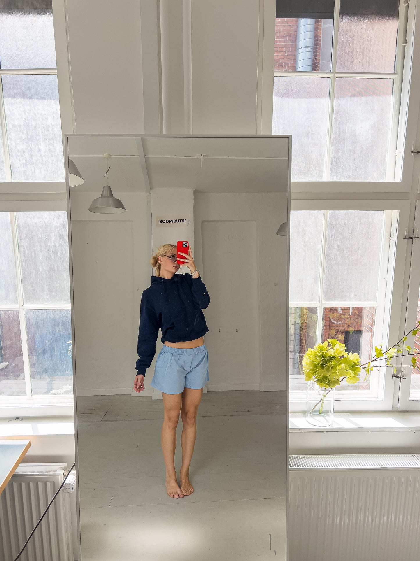 Sofia er 183 cm høj og bruger størrelse M. | mørkeblå