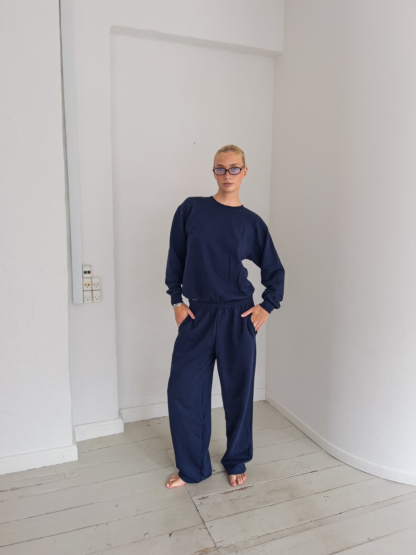 Sofia er 183 cm høj og bruger størrelse L. | uden mørkeblå